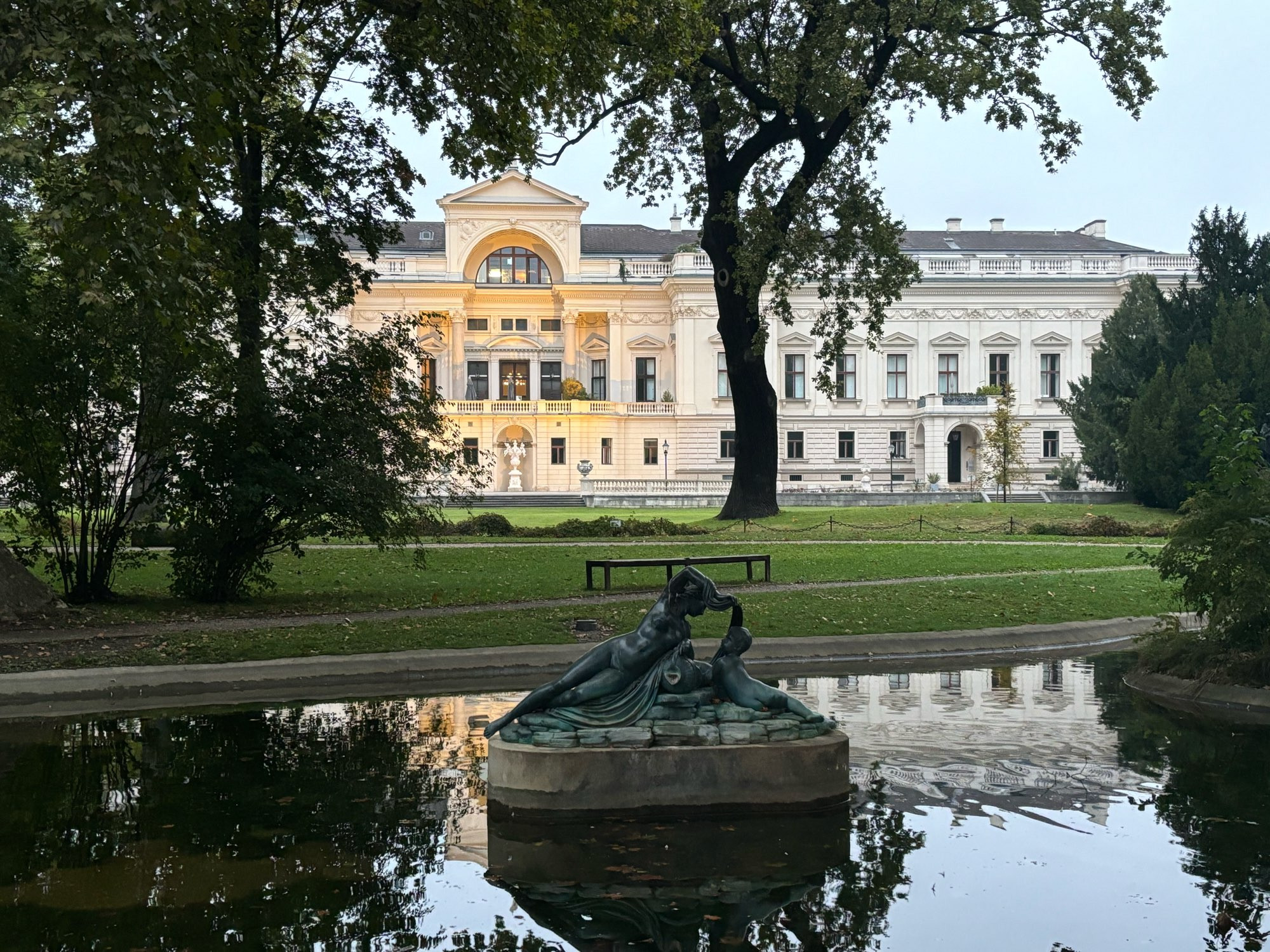 park mit teich u weißem Palais