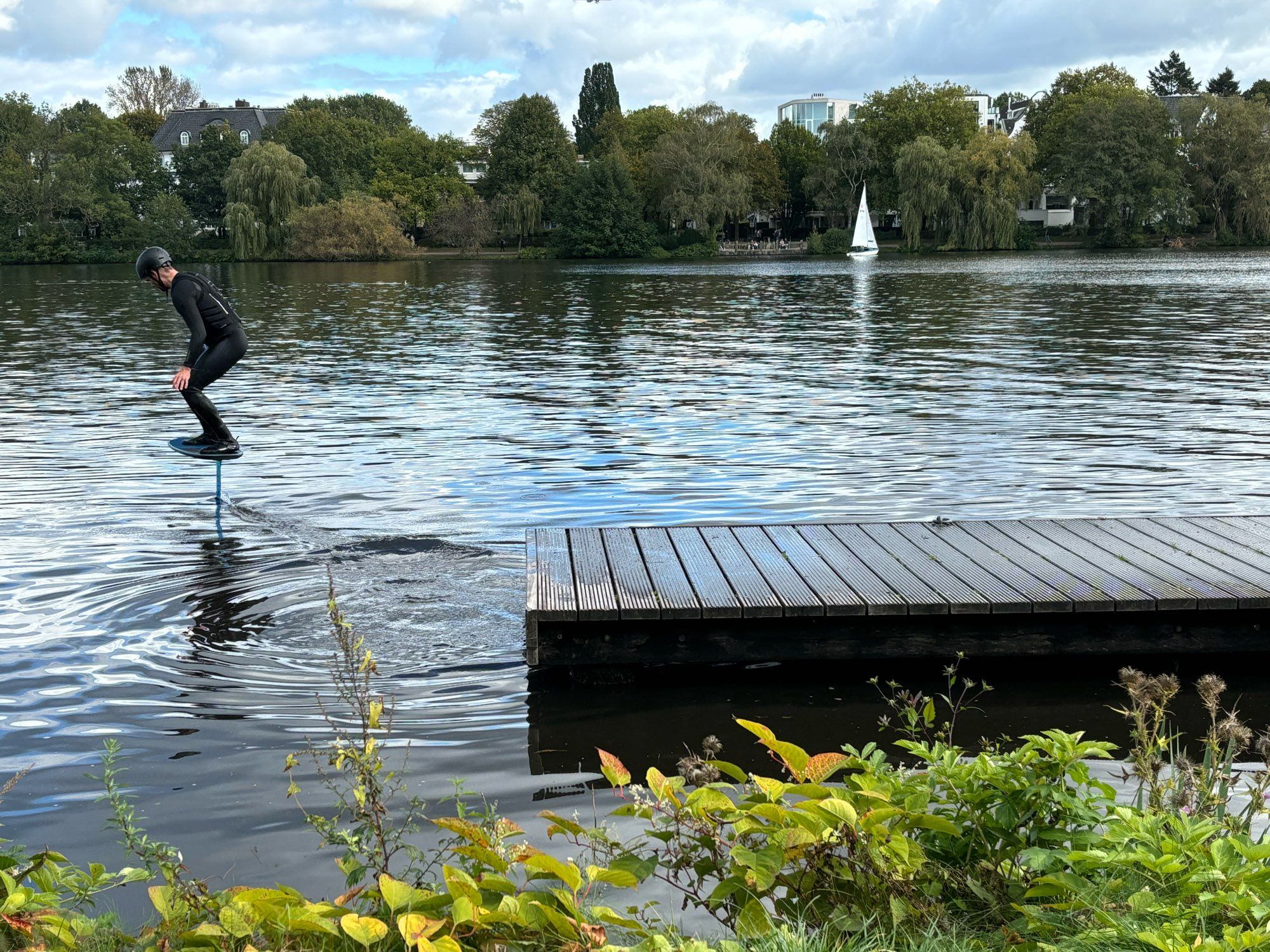 Mann benutzt seltsames DSportgerät am Wasser