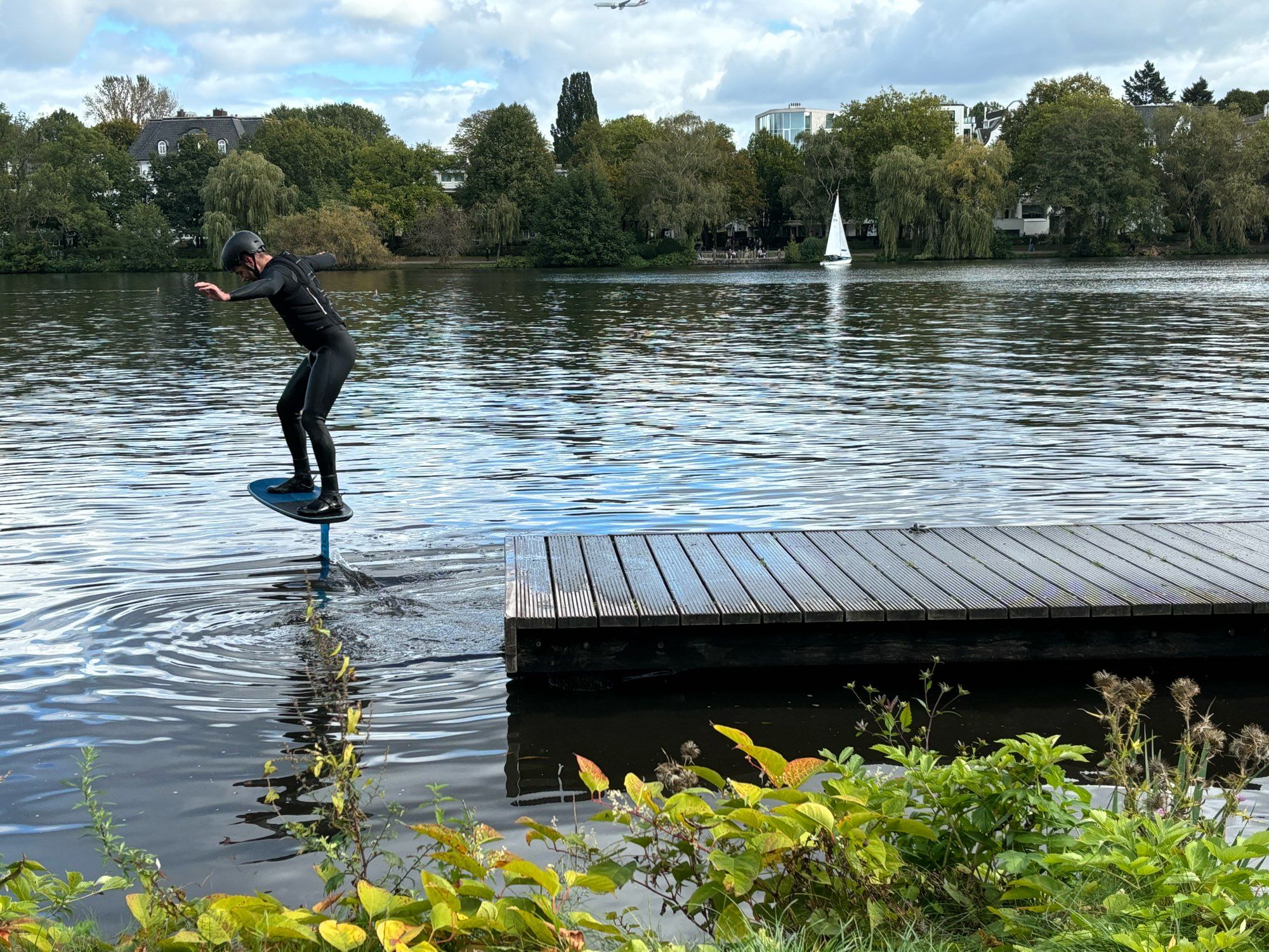 Mann benutzt seltsames Sportgerät am Wasser