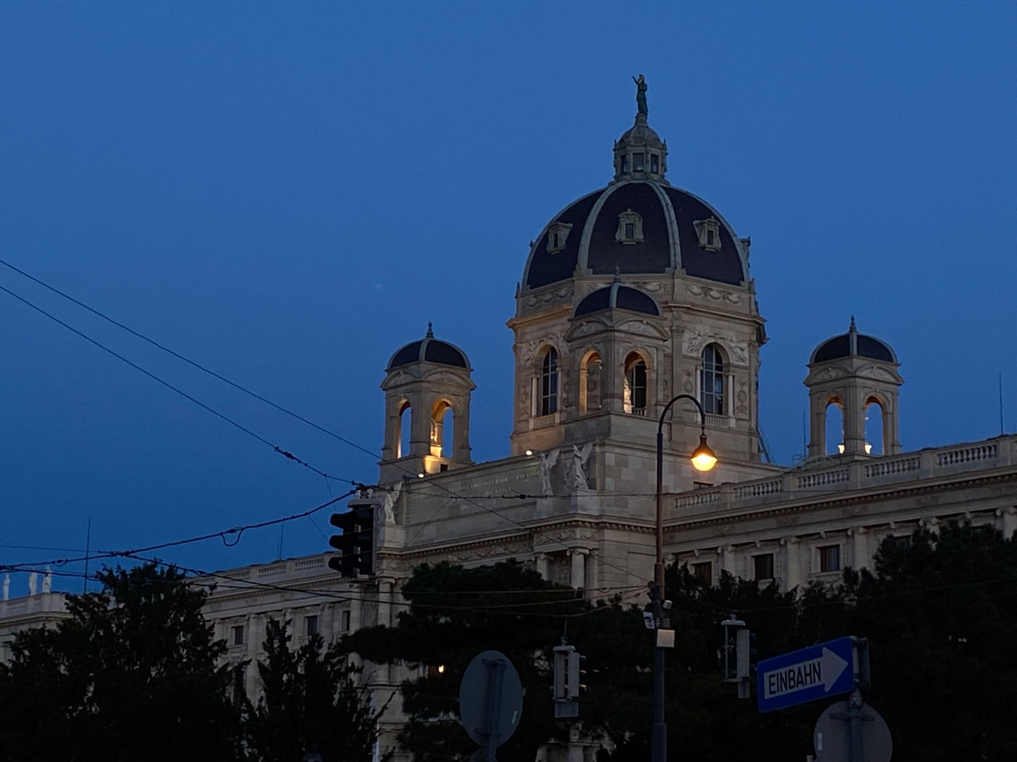 großes, leicht beleuchtetes Gebäude mit Kuppel, blauer Stundenhimmel