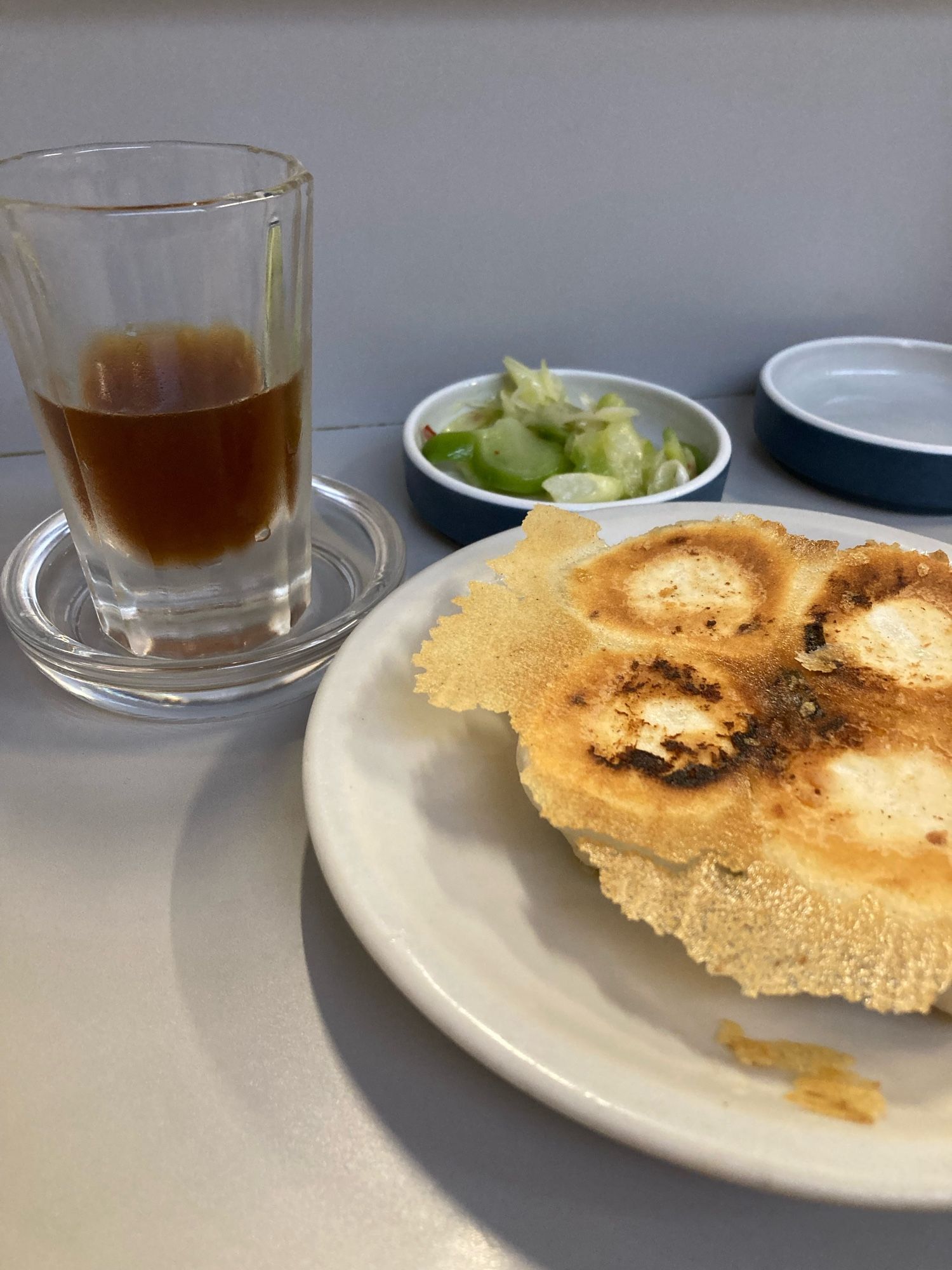 東京駅構内の餃子屋さんの焼き餃子とザーサイとギョウザエール