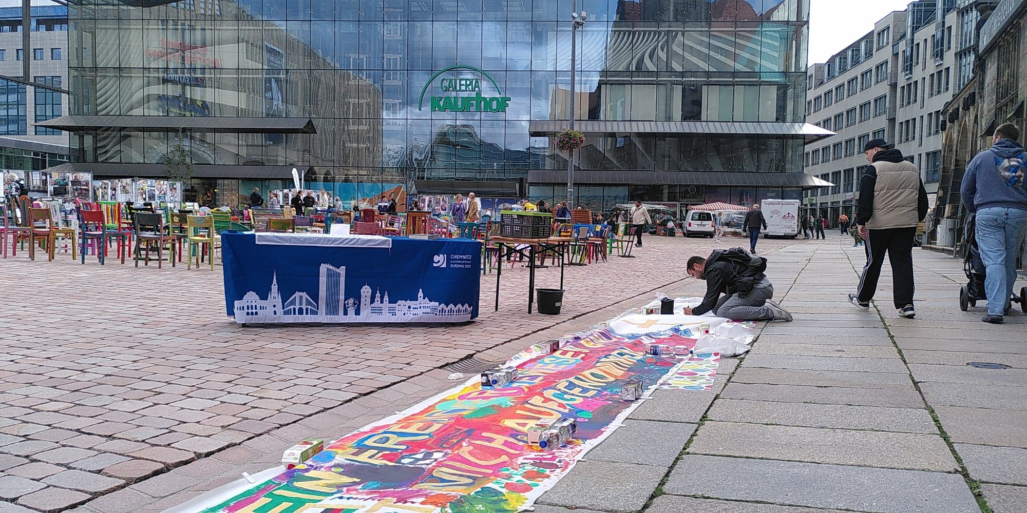 Banner und bunte Stühle