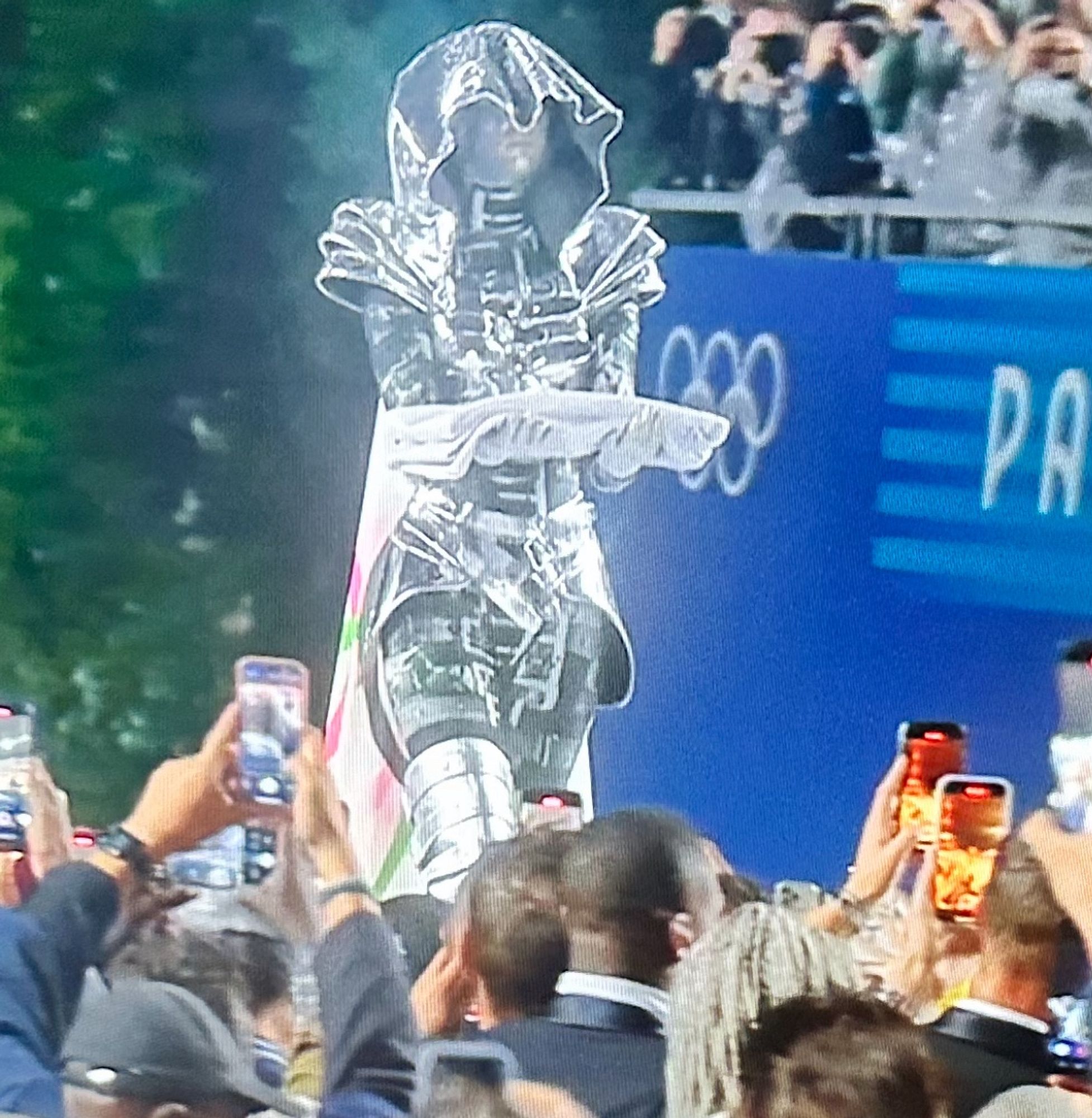 KostümierterTyp bringt die Olympische Flagge bei der Eröffnungsfeier