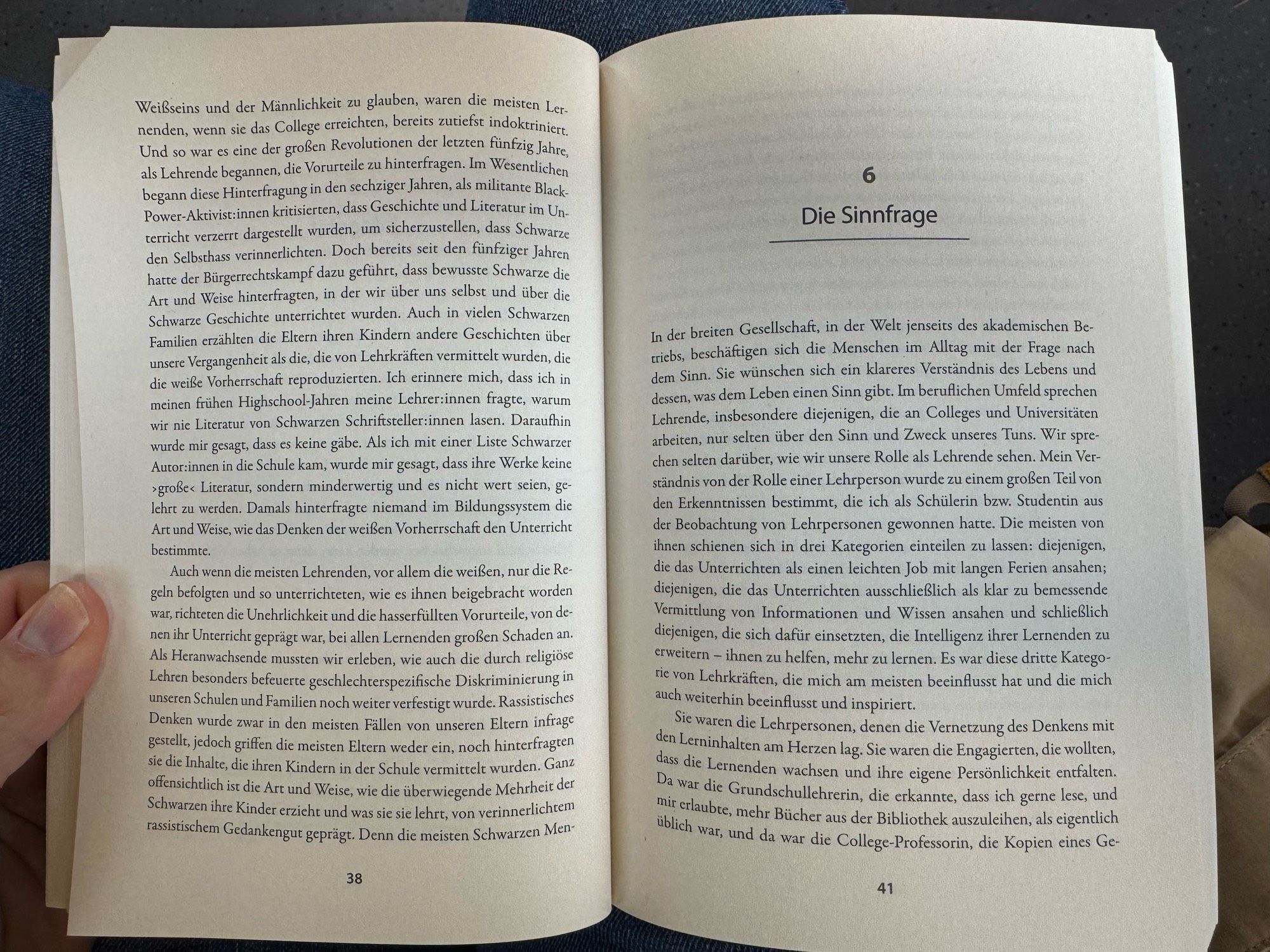 Man sieht ein Foto vom aufgeschlagenen Buch und den Seiten 38 und 41.