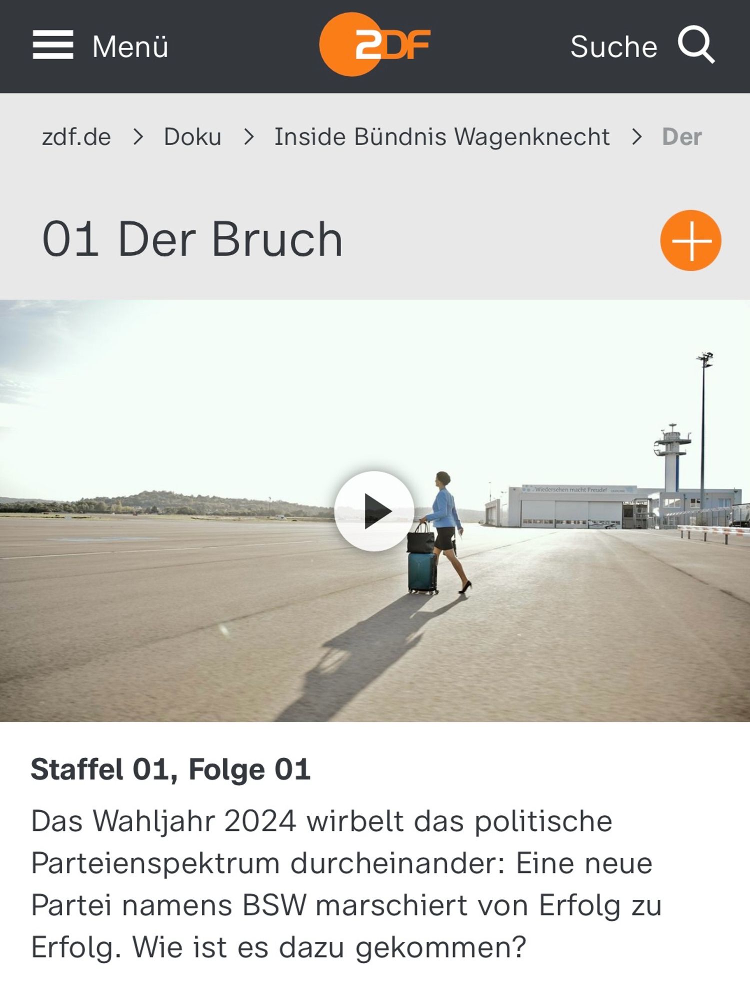 Das Bild stammt von der ZDF-Mediathek und zeigt eine Szene aus der Dokumentation "Inside Bündnis Wagenknecht", Folge 1 mit dem Titel "Der Bruch". In der Beschreibung wird erklärt, dass das Wahljahr 2024 das politische Parteienspektrum durcheinanderwirbelt. Eine neue Partei namens BSW (Bündnis Sahra Wagenknecht) marschiert von Erfolg zu Erfolg, und die Folge thematisiert, wie es zu diesem Erfolg gekommen ist.

Das Bild selbst zeigt Sahra Wagenknecht mit einem Rollkoffer auf einem weitläufigen, leeren Flugfeld oder Rollfeld, im Kontext einer Reise. Im Hintergrund sieht man einen Hangar und ein Flugzeug.