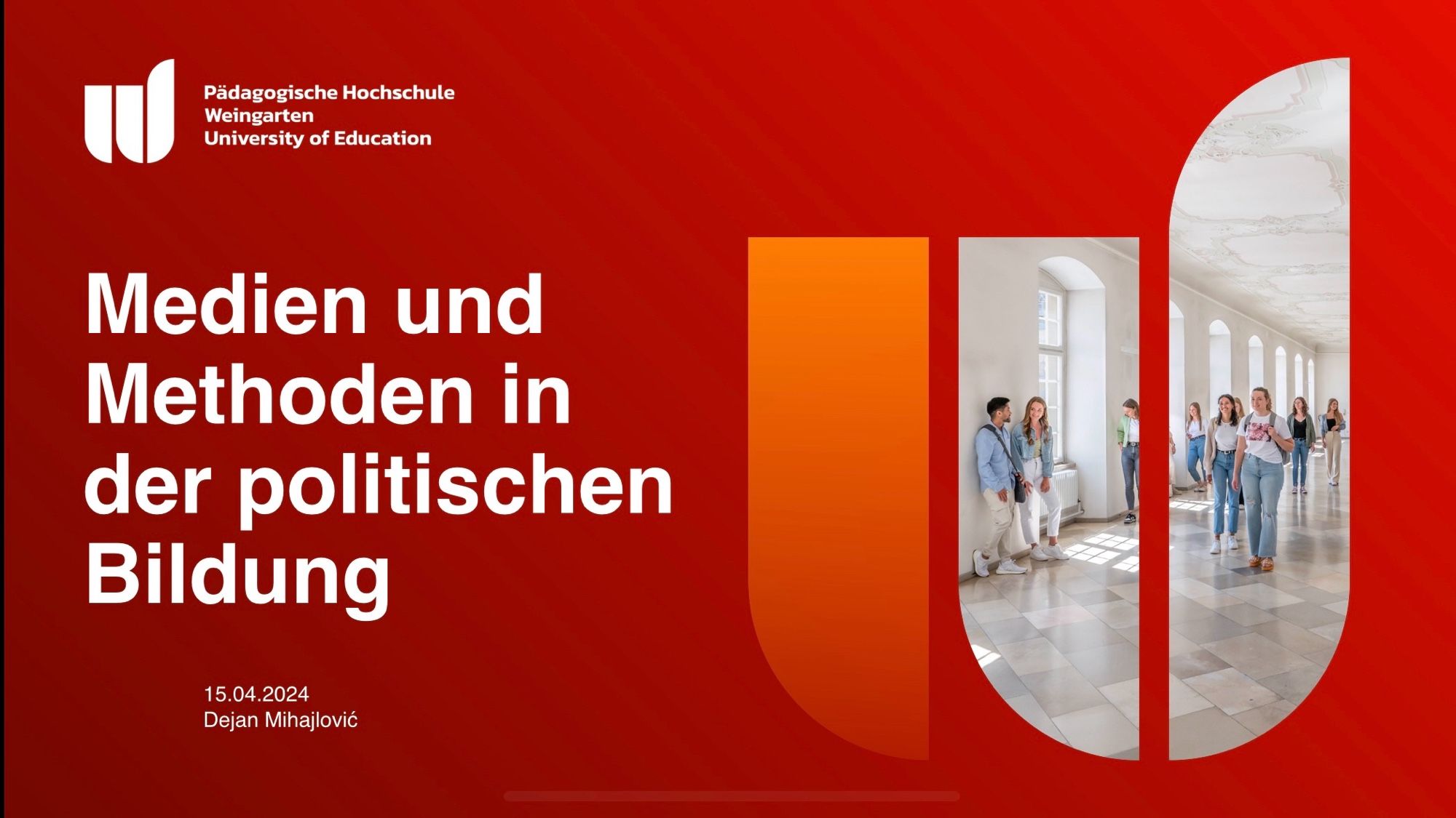 Das Bild zeigt eine Präsentationsfolie mit einem Design, das die Farben Rot und Orange nutzt. Auf der linken Seite steht auf rotem Hintergrund in weißer Schrift „Medien und Methoden in der politischen Bildung“. Unterhalb dieser Überschrift ist das Datum „15.04.2024“ und der Name „Dejan Mihajlović“ angegeben. Rechts ist das Logo der „Pädagogischen Hochschule Weingarten University of Education“ zu sehen. Der rechte Teil des Bildes zeigt einen Bildausschnitt mit jungen Leuten in einem hellen Korridor oder einer Galerie mit Bögen, die sich unterhalten oder gehen. Der rote und orange Teil des Bildes erzeugt den Effekt eines großen „W“, das möglicherweise für Weingarten steht.