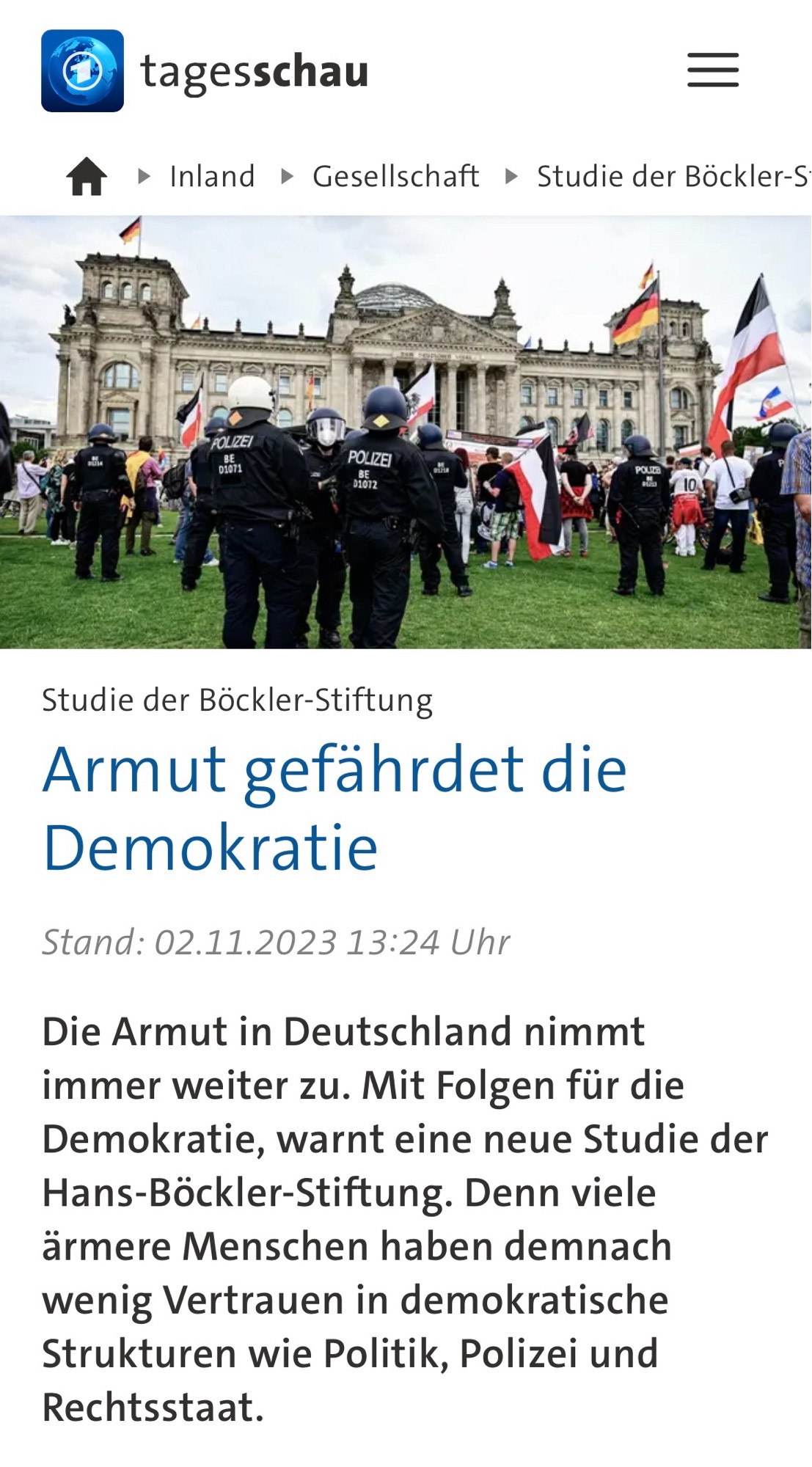 Man sieht einen Screenshot der Tagesschau-Website und dem Bericht über die Böckler-Stiftung. Zu lesen ist:

Studie der Böckler-Stiftung
Armut gefährdet die Demokratie
Stand: 02.11.2023 13:24 Uhr
Die Armut in Deutschland nimmt immer weiter zu. Mit Folgen für die Demokratie, warnt eine neue Studie der Hans-Böckler-Stiftung. Denn viele ärmere Menschen haben demnach wenig Vertrauen in demokratische Strukturen wie Politik, Polizei und Rechtsstaat.