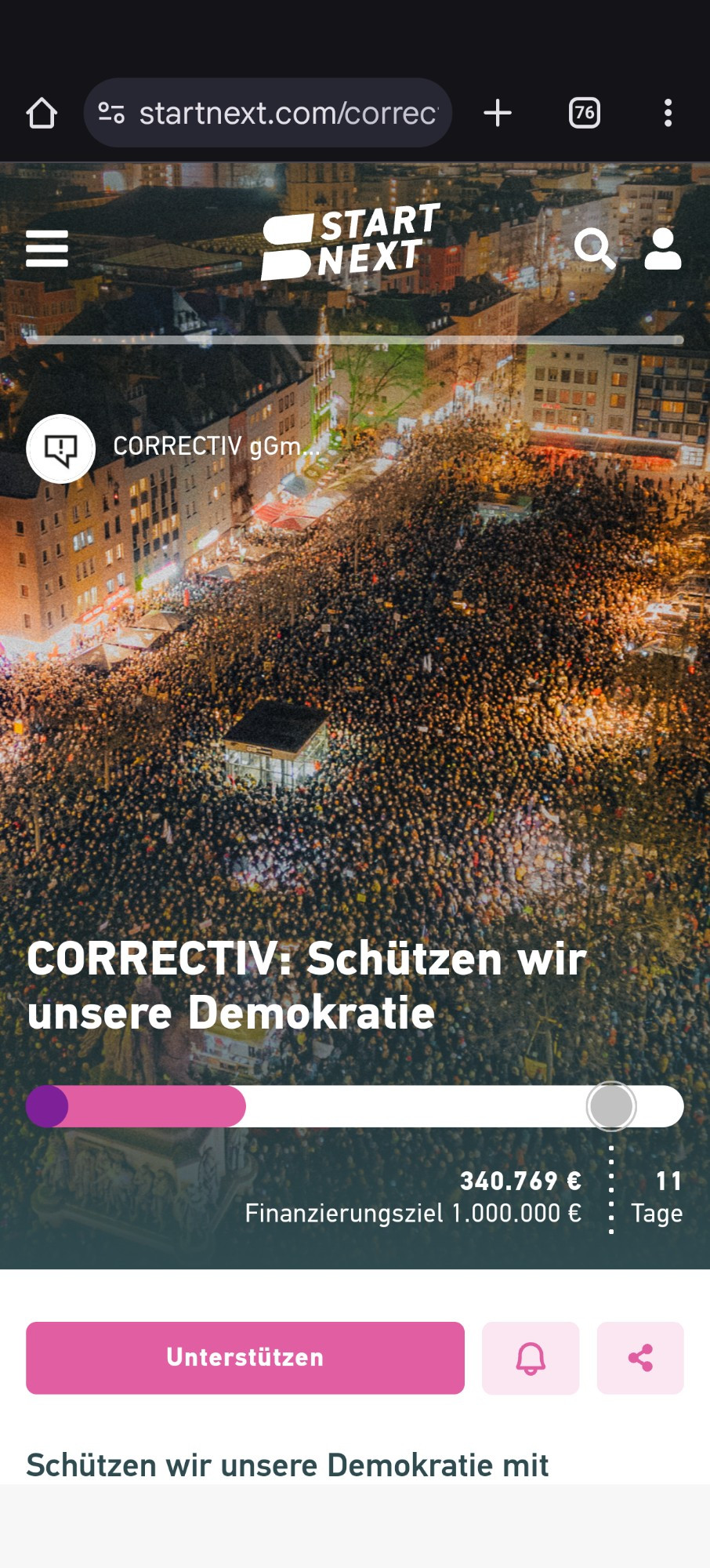 Foto von einer großen Demonstration gegen Rechts mit der Aufschrift: Correctiv: schützen wir unsere Demokratie. 
Das crowdfunding hat schon über 340.000 € ergeben, Finanzierungsziel ist eine Million Euro.