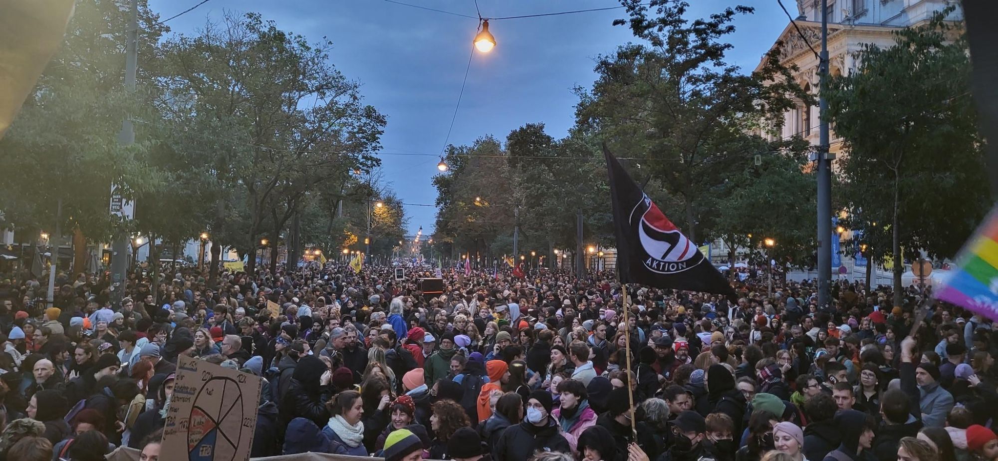 Bild vom Treffpunkt der Donnerstagdemo am Ring vor der Hauptuni