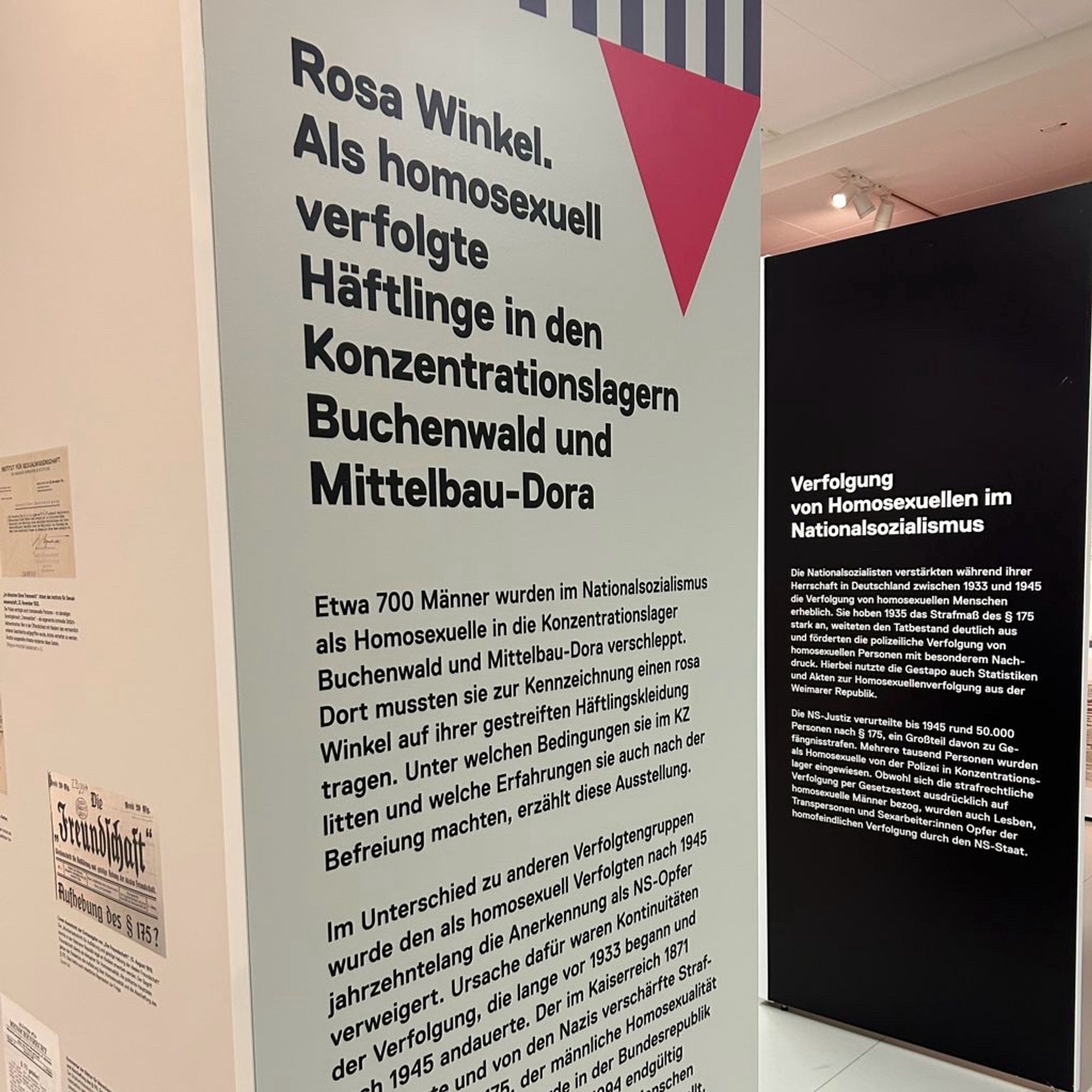 Tafeln der Ausstellung Rosa Winkel