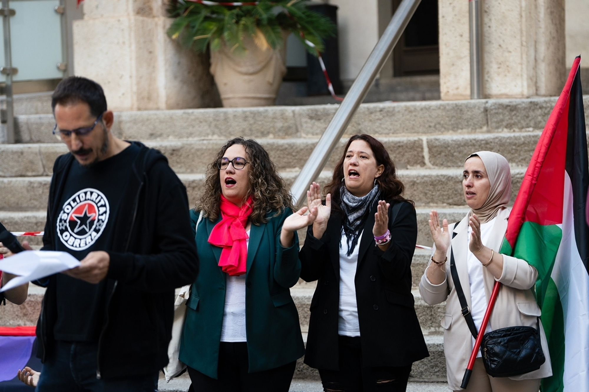 Minerva del Hoyo y Esperanza Gómez Calcerrada durante la concentración