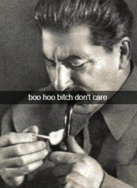 stalin acendendo um cachimbo escrito "boo hoo bitch don't care"