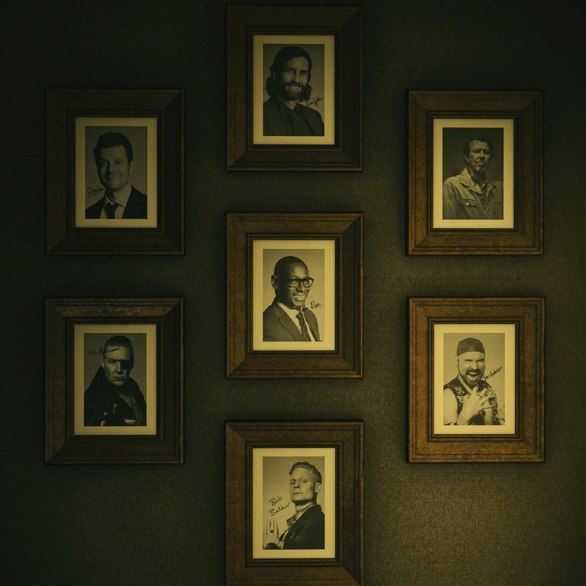 Quadros na parede com vários personagens do jogo Alan Wake 2