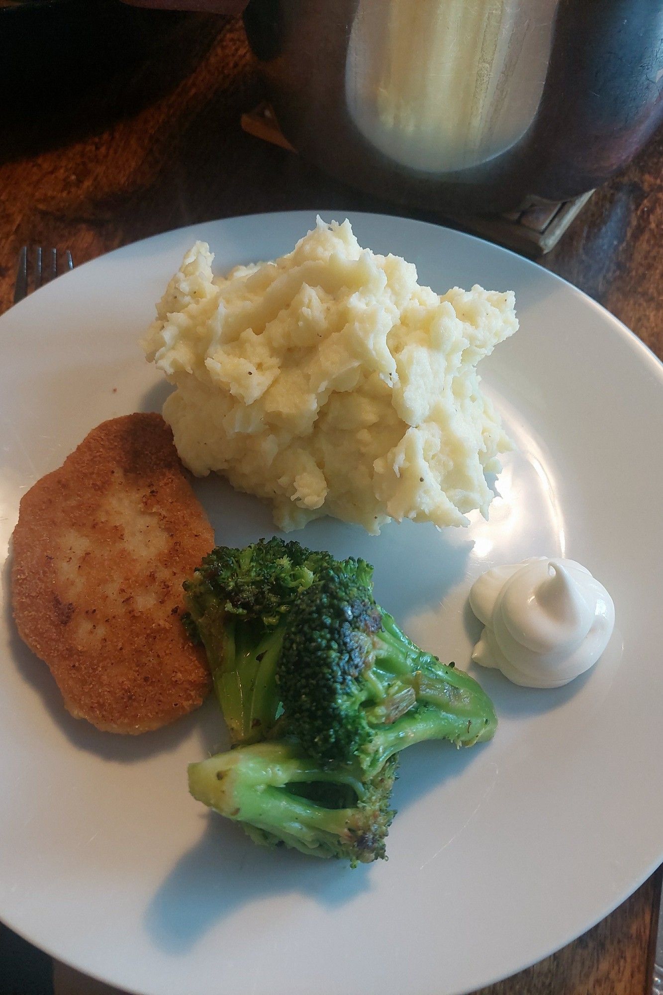 Potatismos, vegetarisk schnitzel, stekt broccoli och majonnäs.