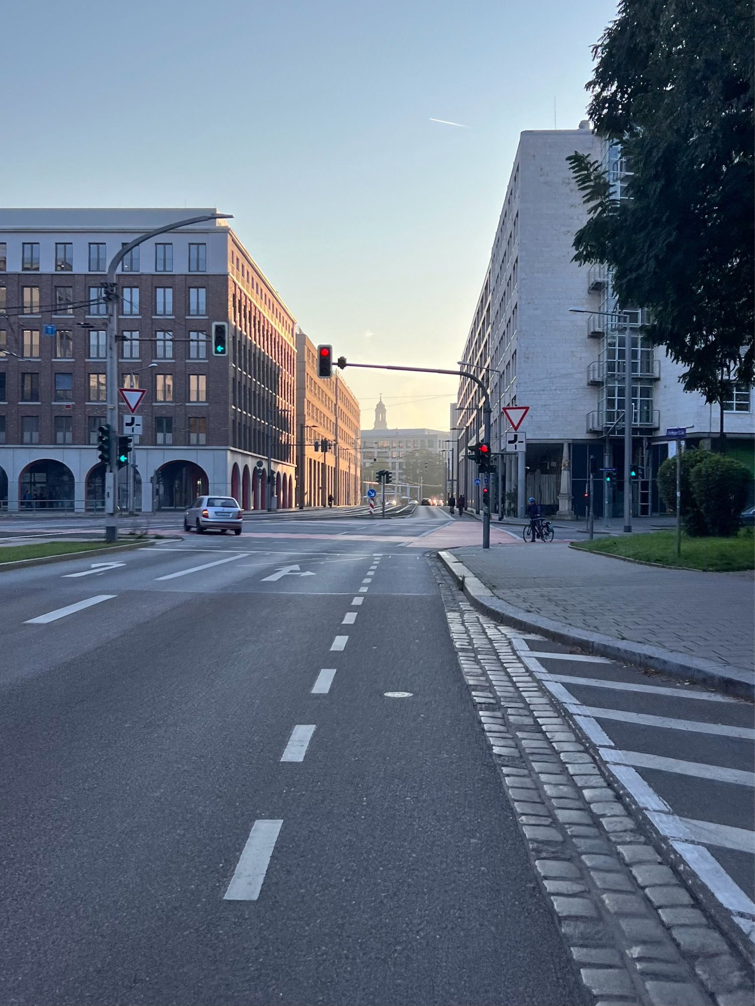 Dresden/Blick in Richtung Postplatz von der Freiberger Straße kommend; links davon die Annenhöfe