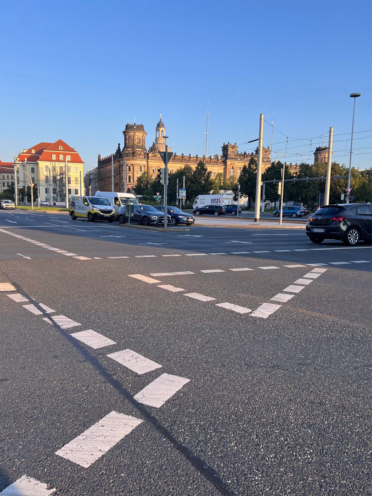 Dresden/Blick auf den Pirnaischen Platz in Richtung Polizeidirektion auf der Schießgasse; im Hintergrund die Kuppel der Dresdner Frauenkirche