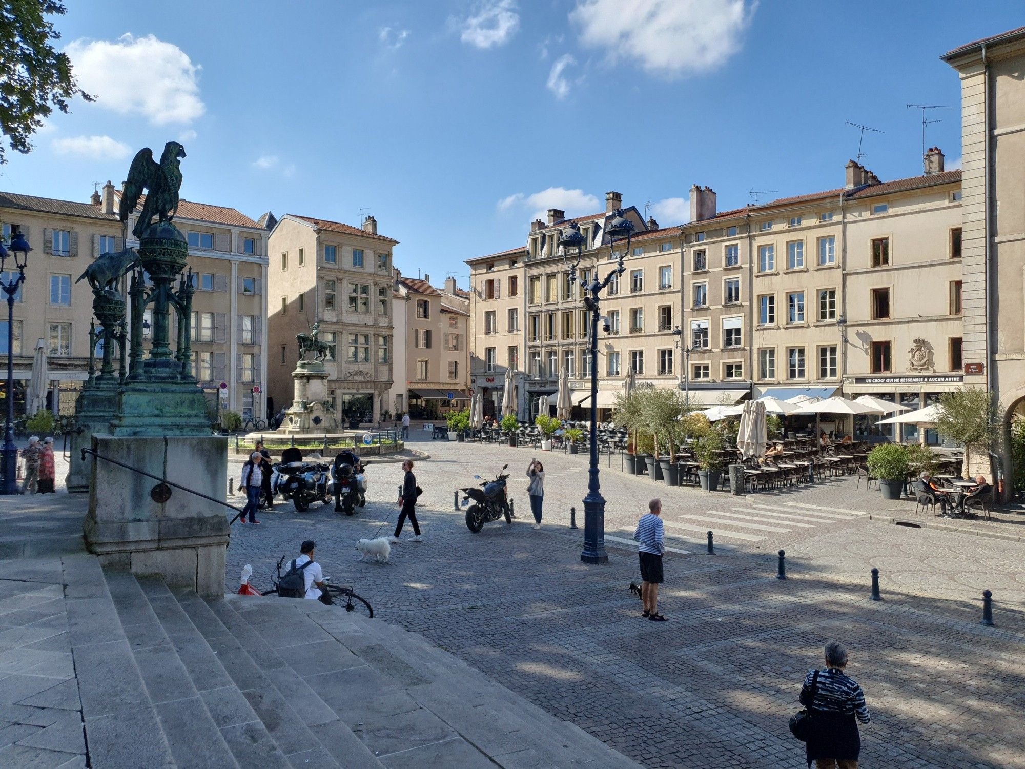 Blick auf den Place Saint-Epvre in Nancy von den Eingangsstufen der Basilika Saint-Epvre Mitte September 2024. Im Hintergrund ist ein Reiterdenkmal zu sehen.