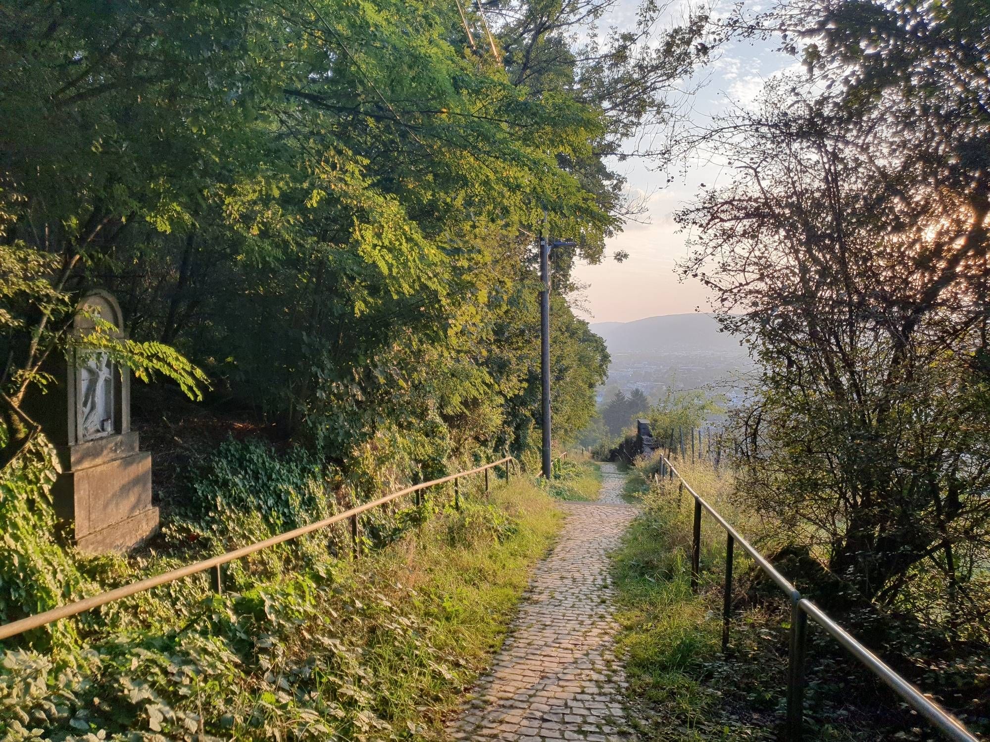 Blick vom oberen Ende des Kreuzwegs auf dem Petrisberg bei Trier Ende September 2024.