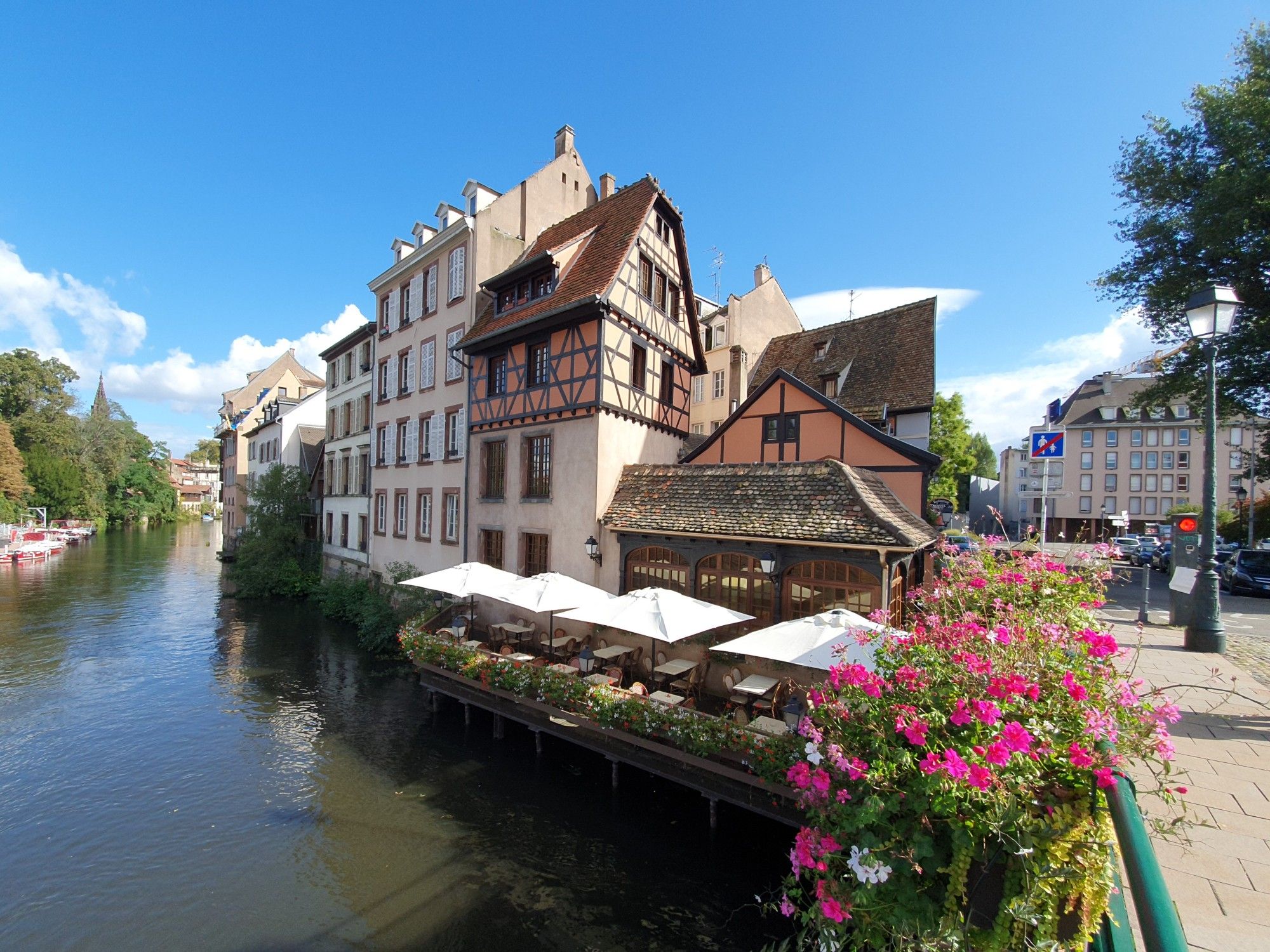 Blick vom südöstlichen Ende der Ponts Couverts auf die Kanalterrasse des Restaurants Marco Polo in Strasbourg Ende September 2024.