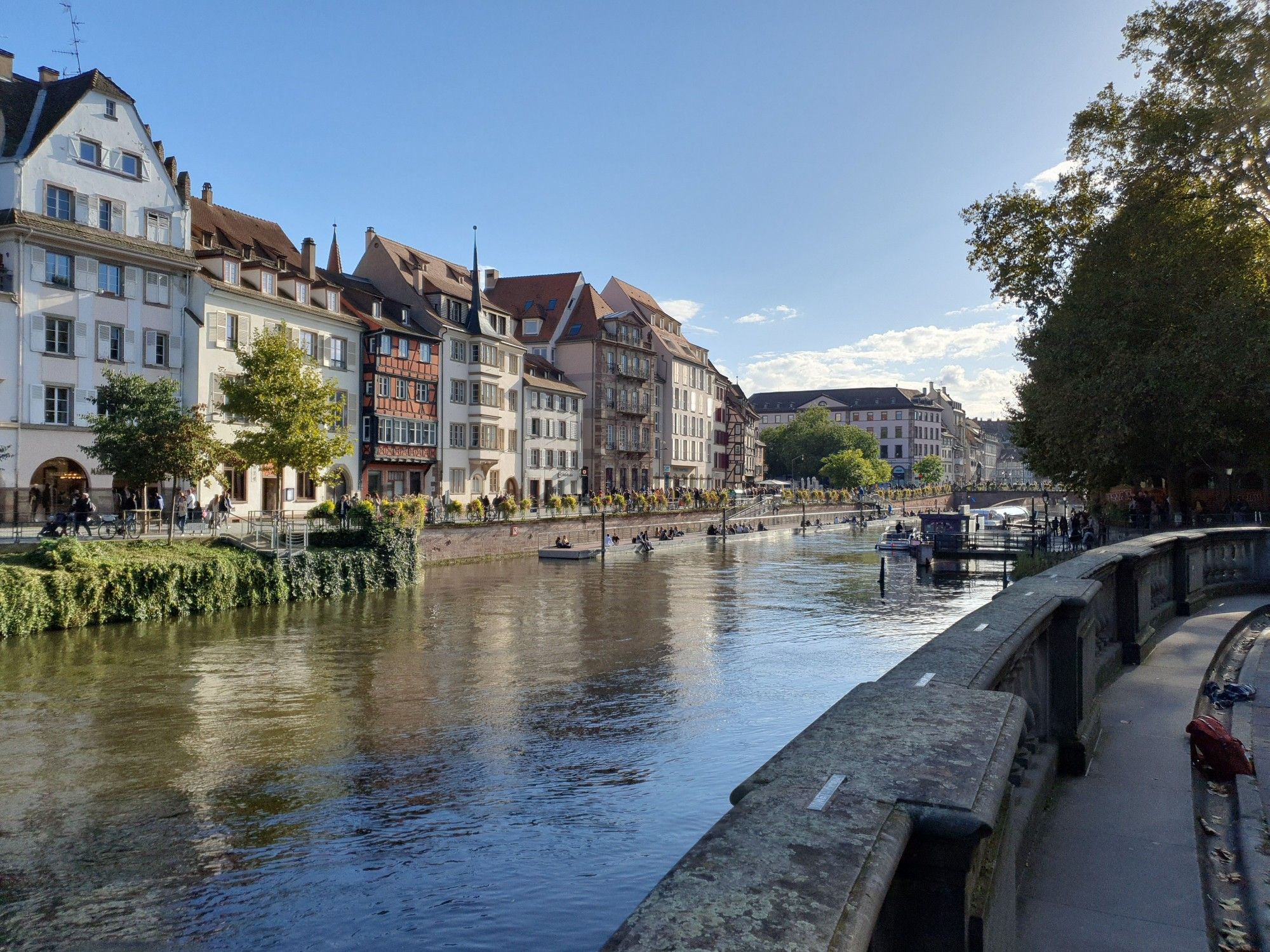 Blick von der Uferterrasse des Palais Rohan über den Fluss Ill in Strasbourg nach Südwesten auf den Quai des Bateliers Ende September 2024 gegen Abend.