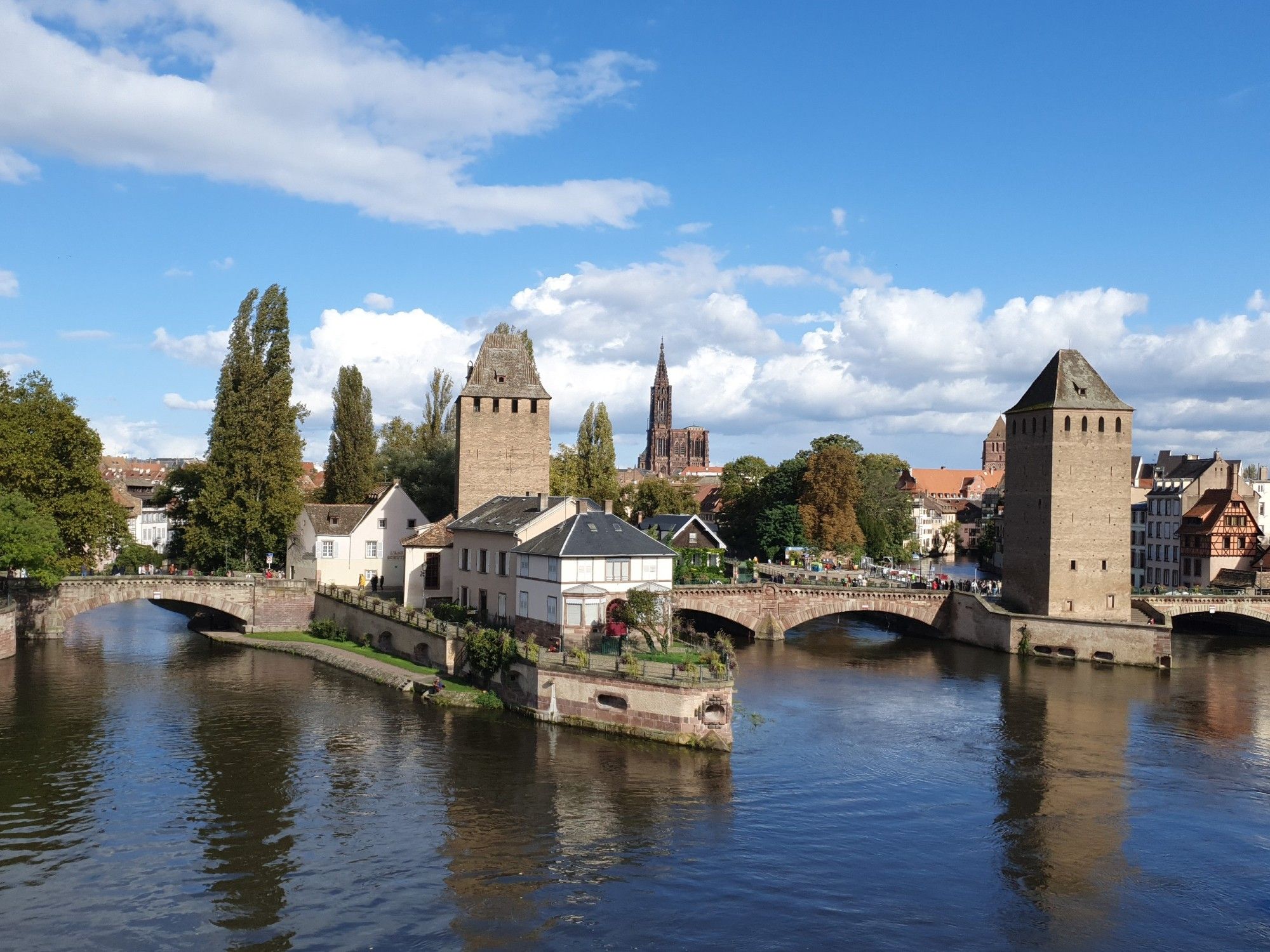 Blick auf die Ponts Couverts vom Vuban-Wehr in Strasbourg Ende September 2024.