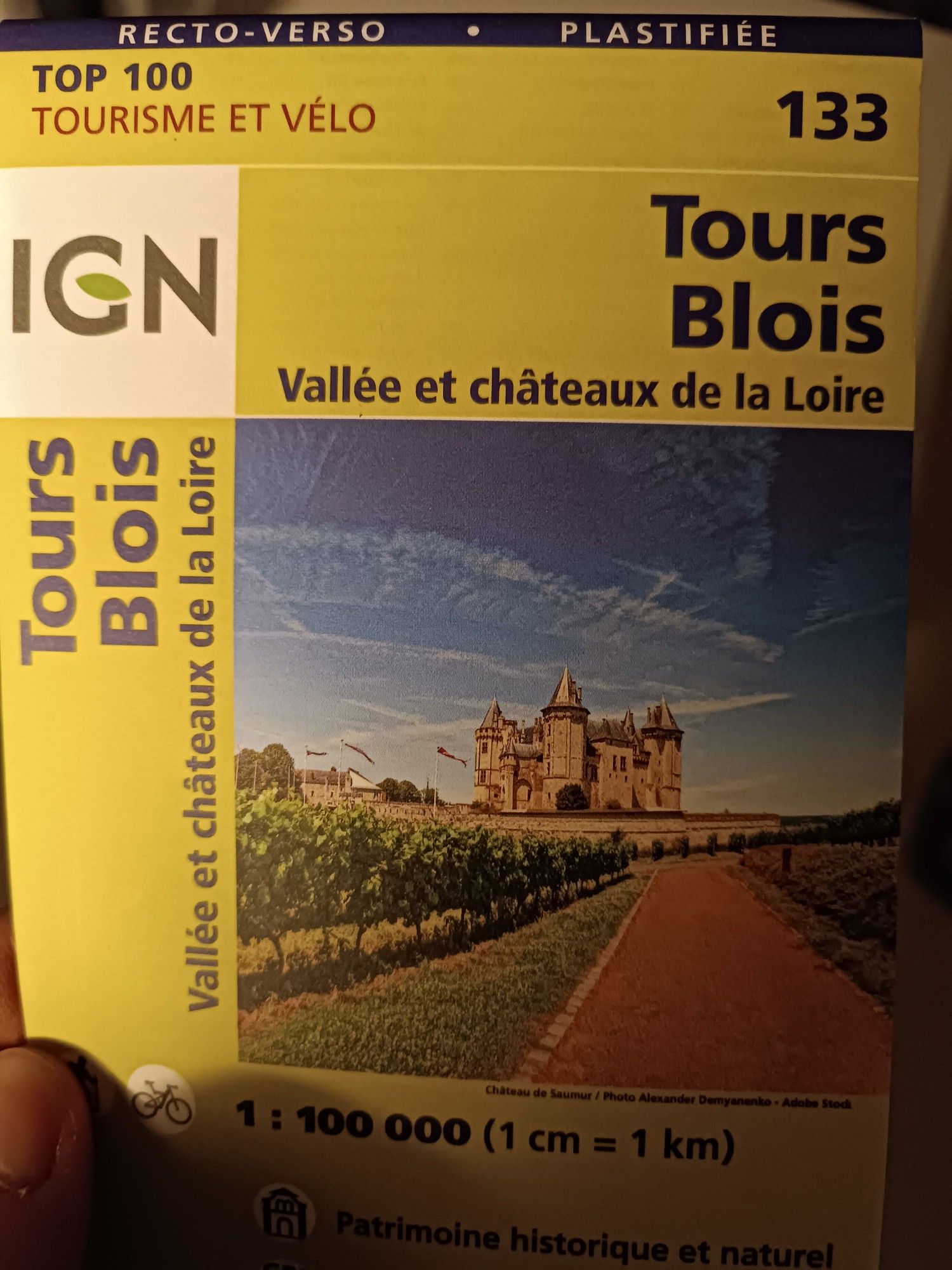 Carte IGN 133 Tours-Blois présentée fermée et indiquant une échelle de 1:100000 (1cm=1km)