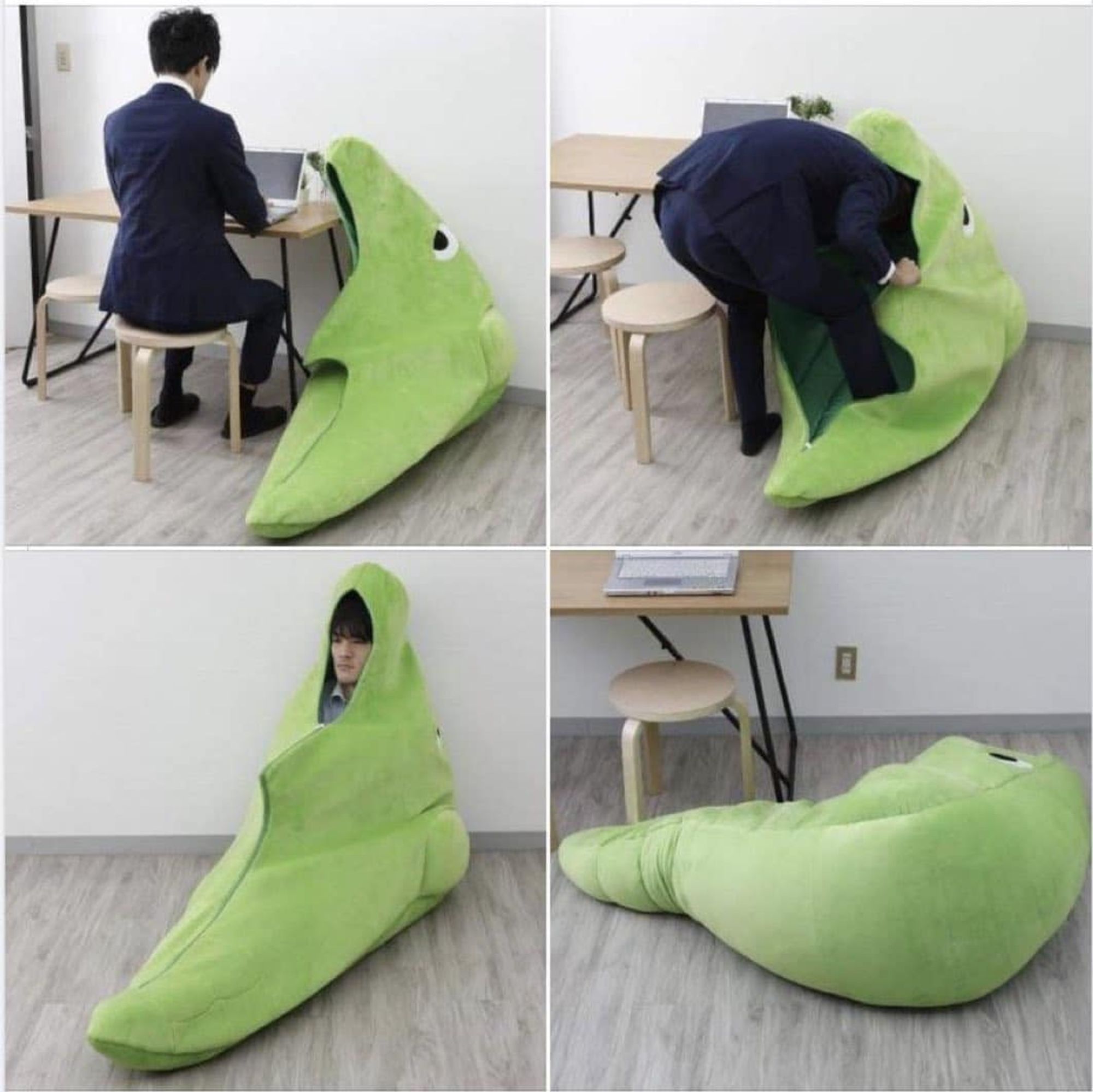 Montagem de quatro fotografias em que um homem adulto japonês de terno preto (em típico traje de salary man) está sendo à escrivaninha com uma fantasia de Metapod ao lado. Na sequência, o homem entra na fantasia, como se fosse um saco de dormir. Na última foto, a pessoa está deitada no chão quase em posição fetal dentro da fantasia.