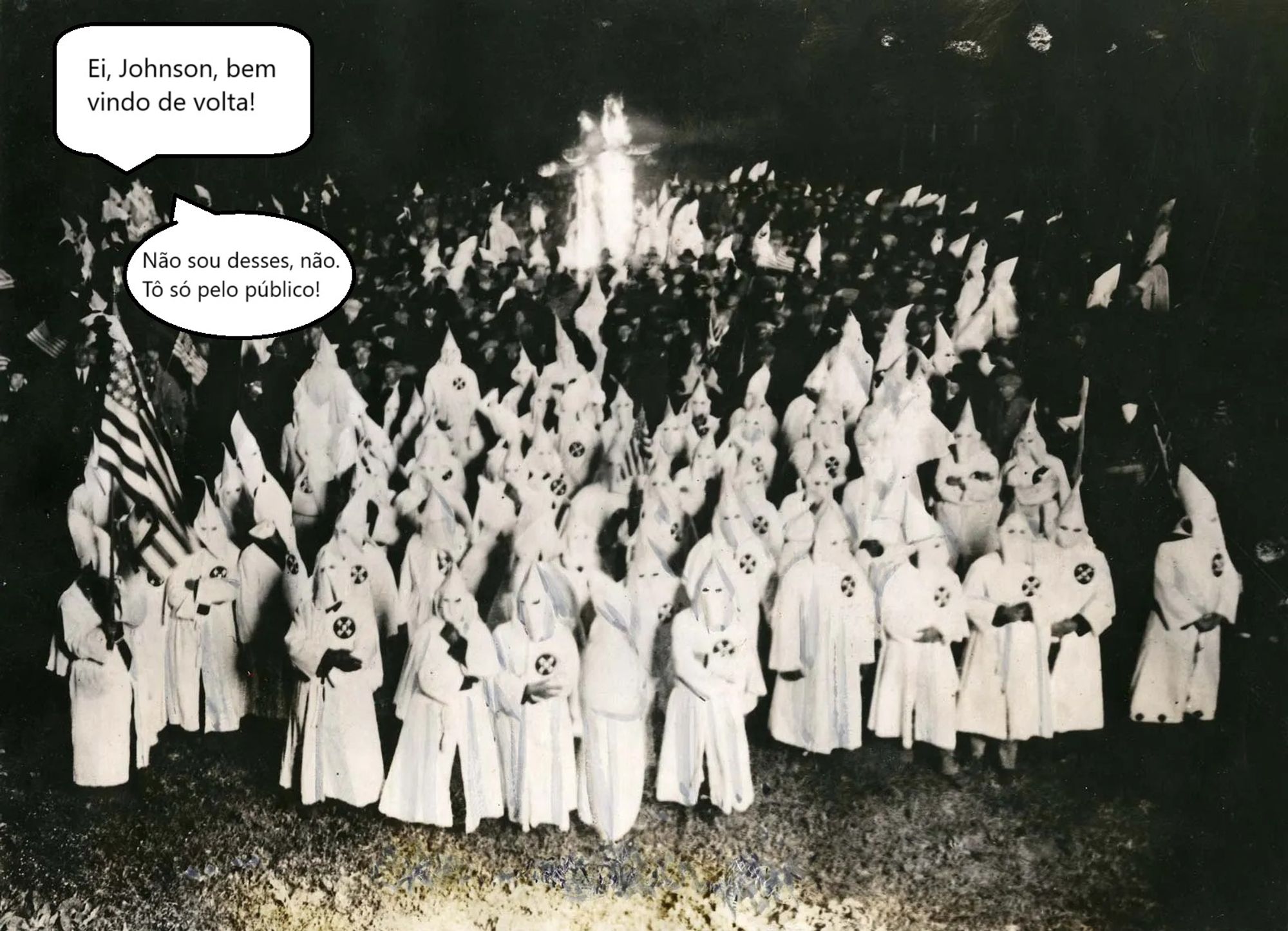 Foto P&B. Cerimônia de iniciação da Ku Klux Klan nos arredores de Milwaukee, Wisconsin. Pessoas de capuzes e vestes brancas. Ao fundo, uma cruz em chamas.. Alguns carregam a bandeira americana.
"Ei, Johnson, bem vindo de volta!"
"Não sou desses, não. Tô só pelo público!"