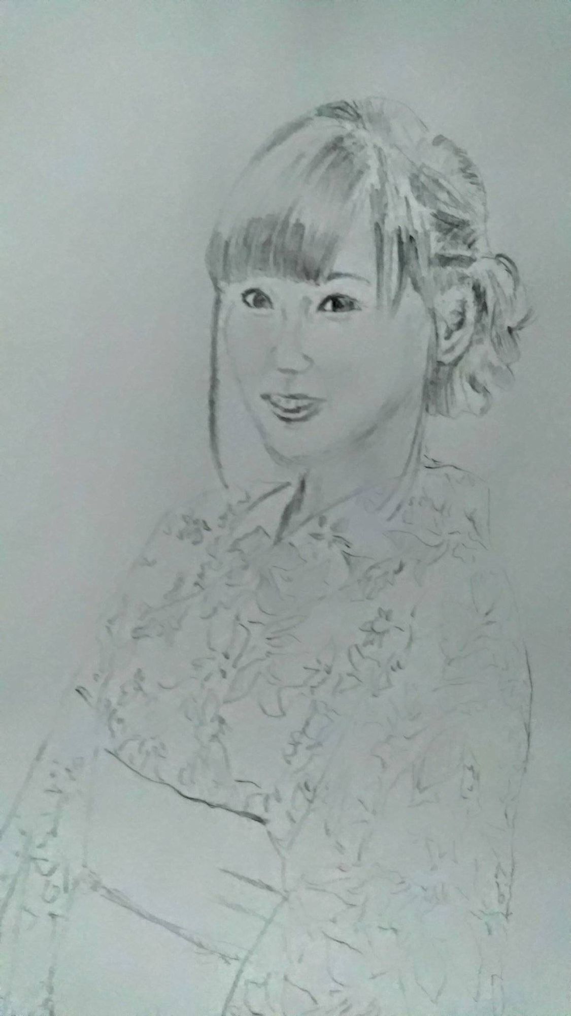 Desenho a lápis com filtro de celular.
Jovem mulher japonesa de longos cabelos pretos, presos atrás em coque, com yukata de motivos florais