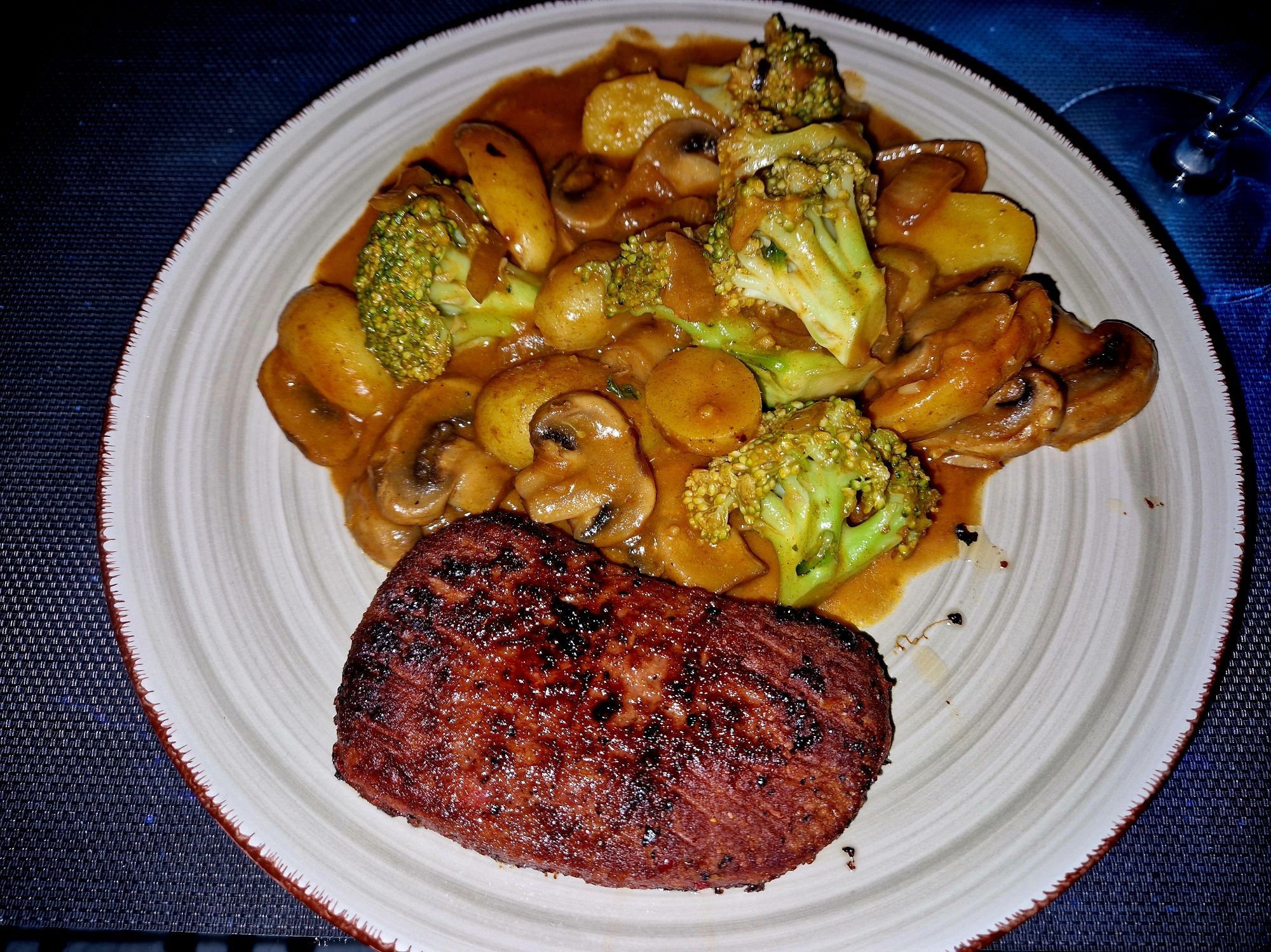 Eine vegane Brokkoli Pilz Pfanne und ein veganes "Steak"