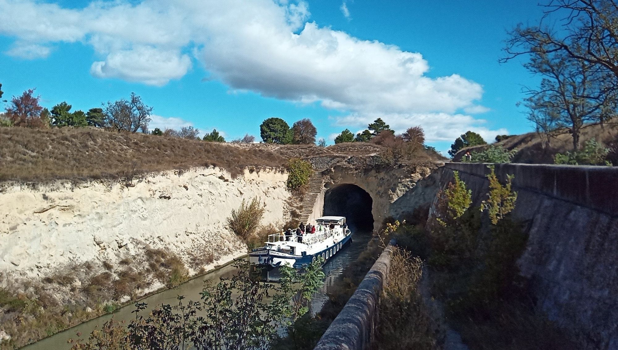 Canal navegable amb una nau que surt d'un túnel.