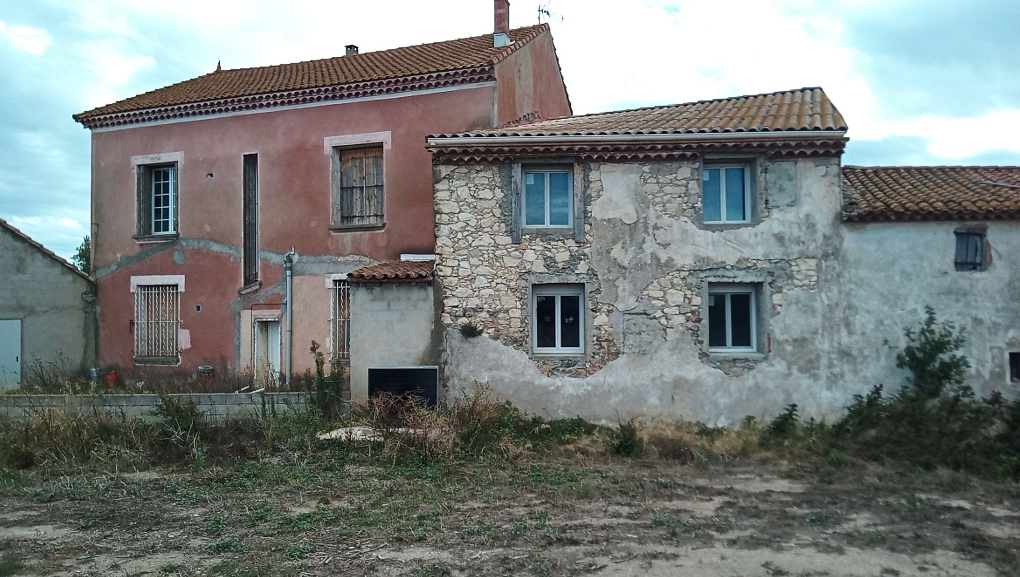 Altbau, ländlicher Stil in Südfrankreich, mit schwarzem Kasten vor einer Mauer.