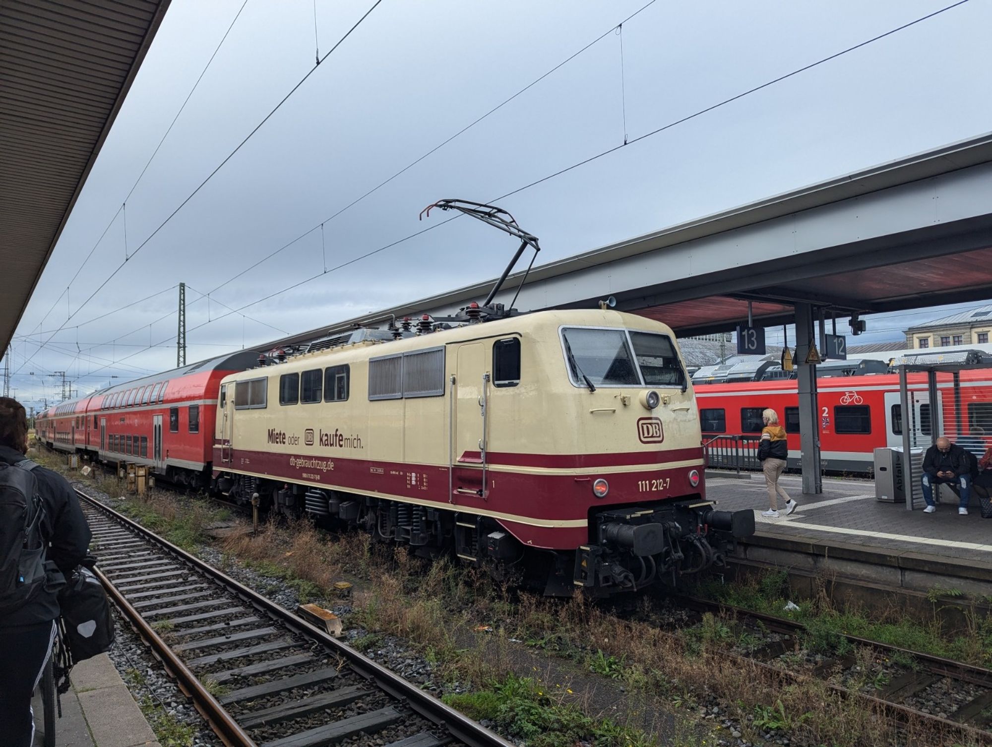 Eine BR111 Lokomotive in Retro-Lackierung mit "Miete oder kaufe mich" Aufschrift von DB Gebrauchtzug