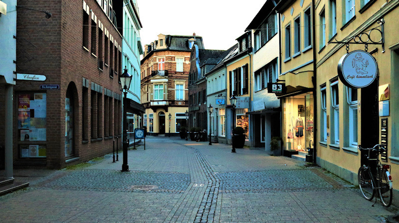 Bildbeschreibung: Blick in einer leere Straße mit lockdownbedingten geschlossenen Geschäften