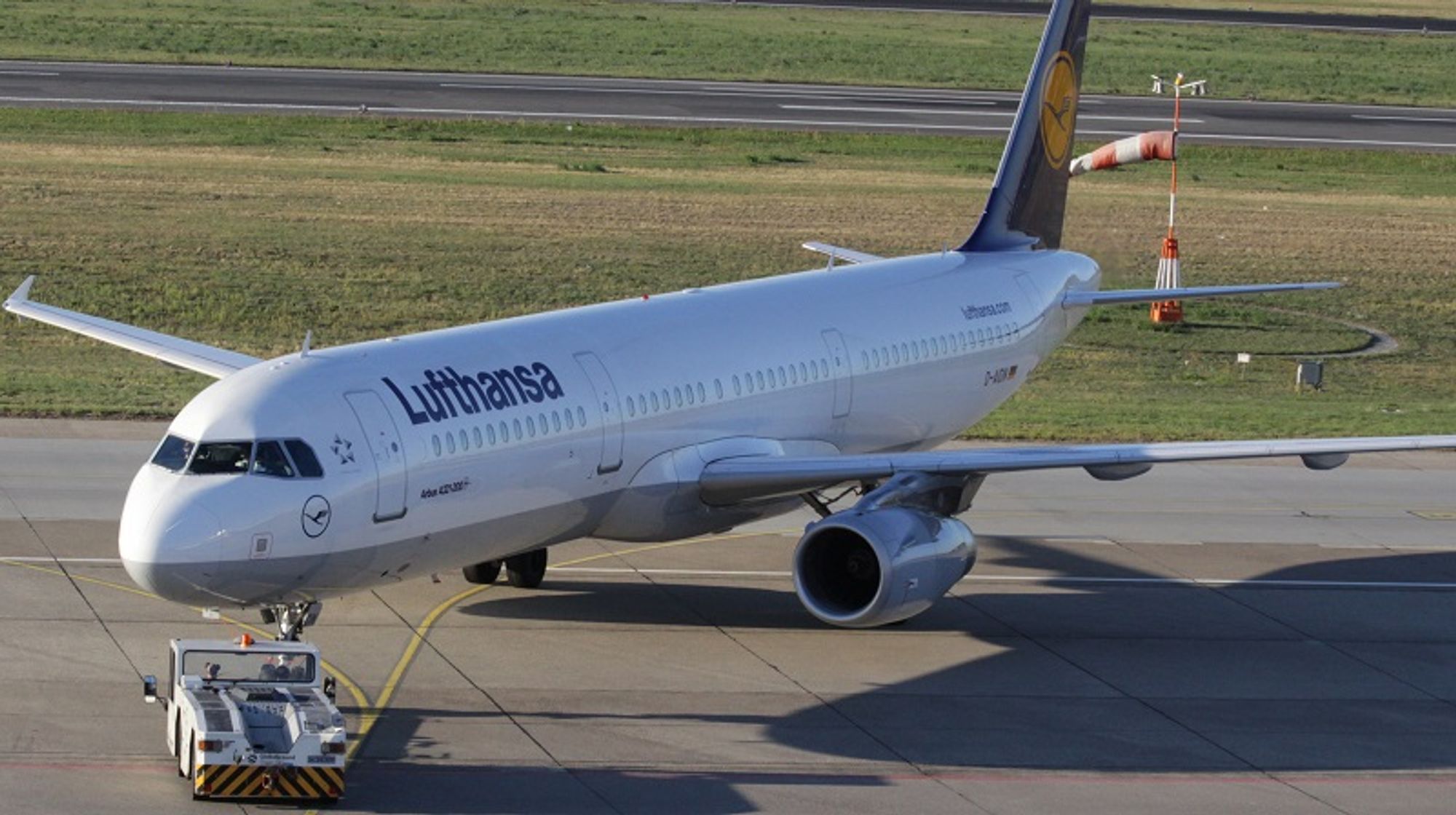 Bildbeschreibung: Ein Flugzeug auf einem Rollfeld.