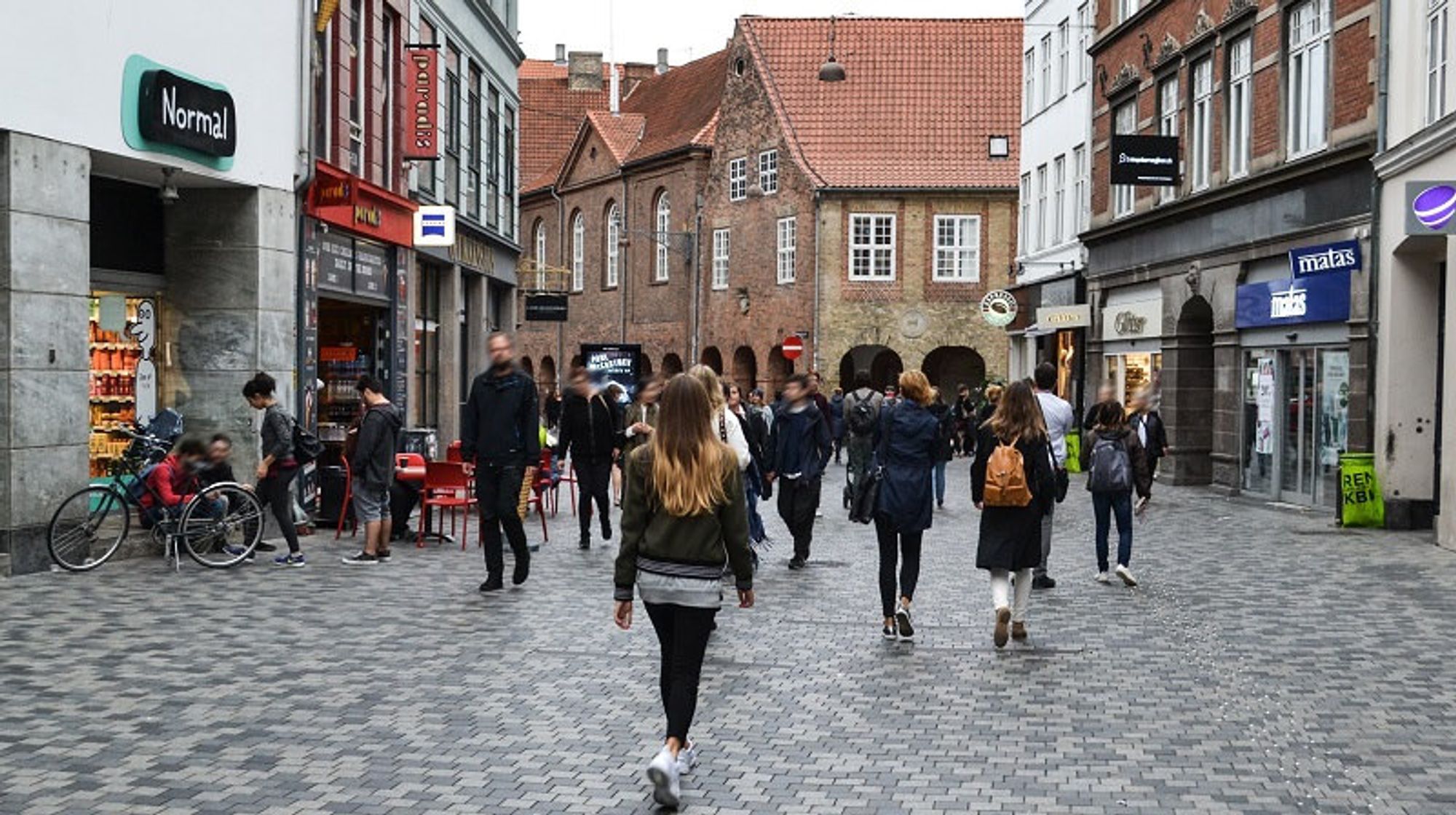 Bildbeschreibung: Mehrere Menschen auf der Straße.