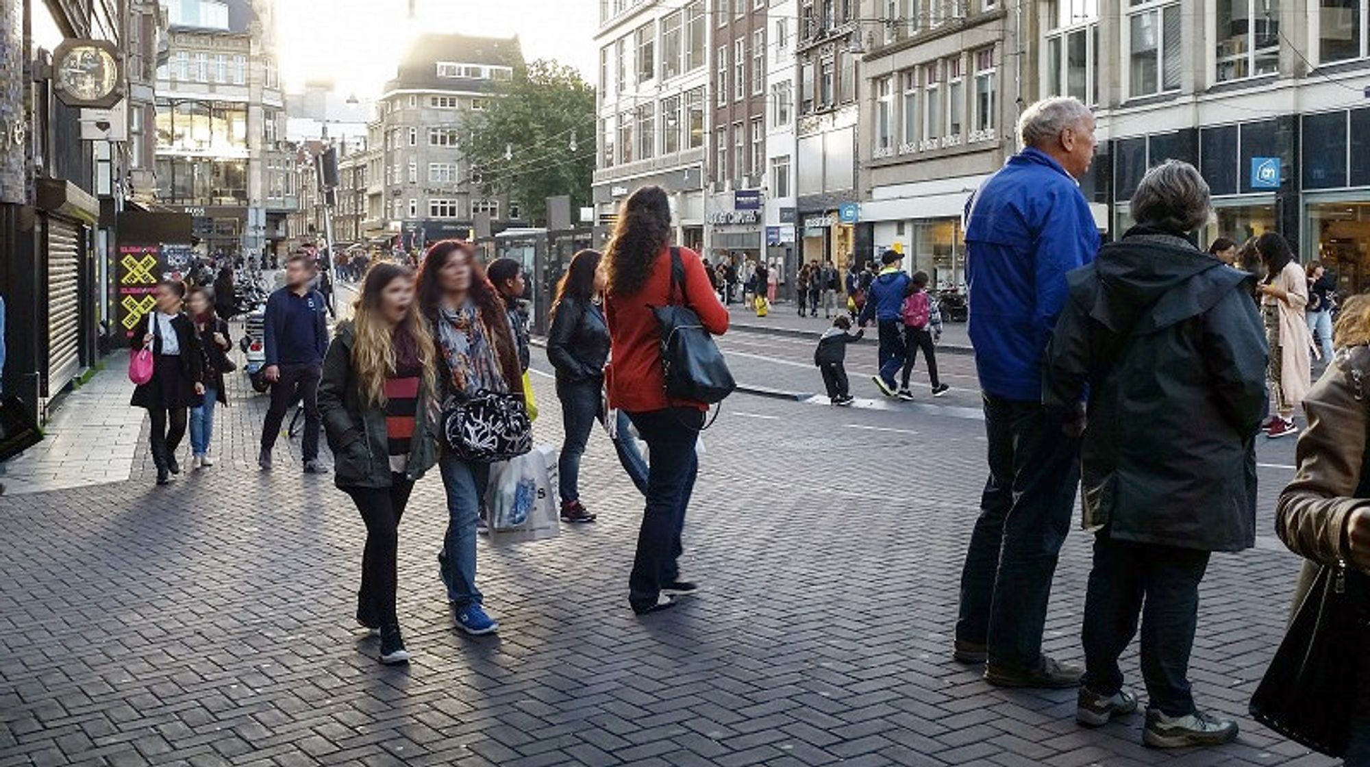 Bildbeschreibung: Mehrere Menschen auf der Straße.