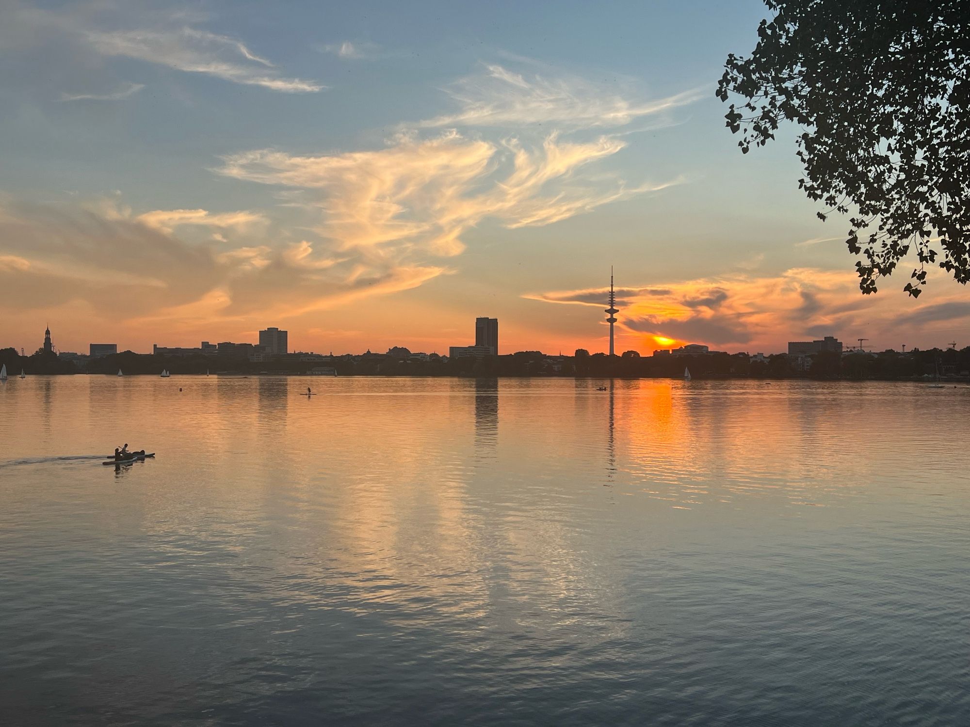 Blick auf Hamburger Außenalster bei Sonnenuntergang.