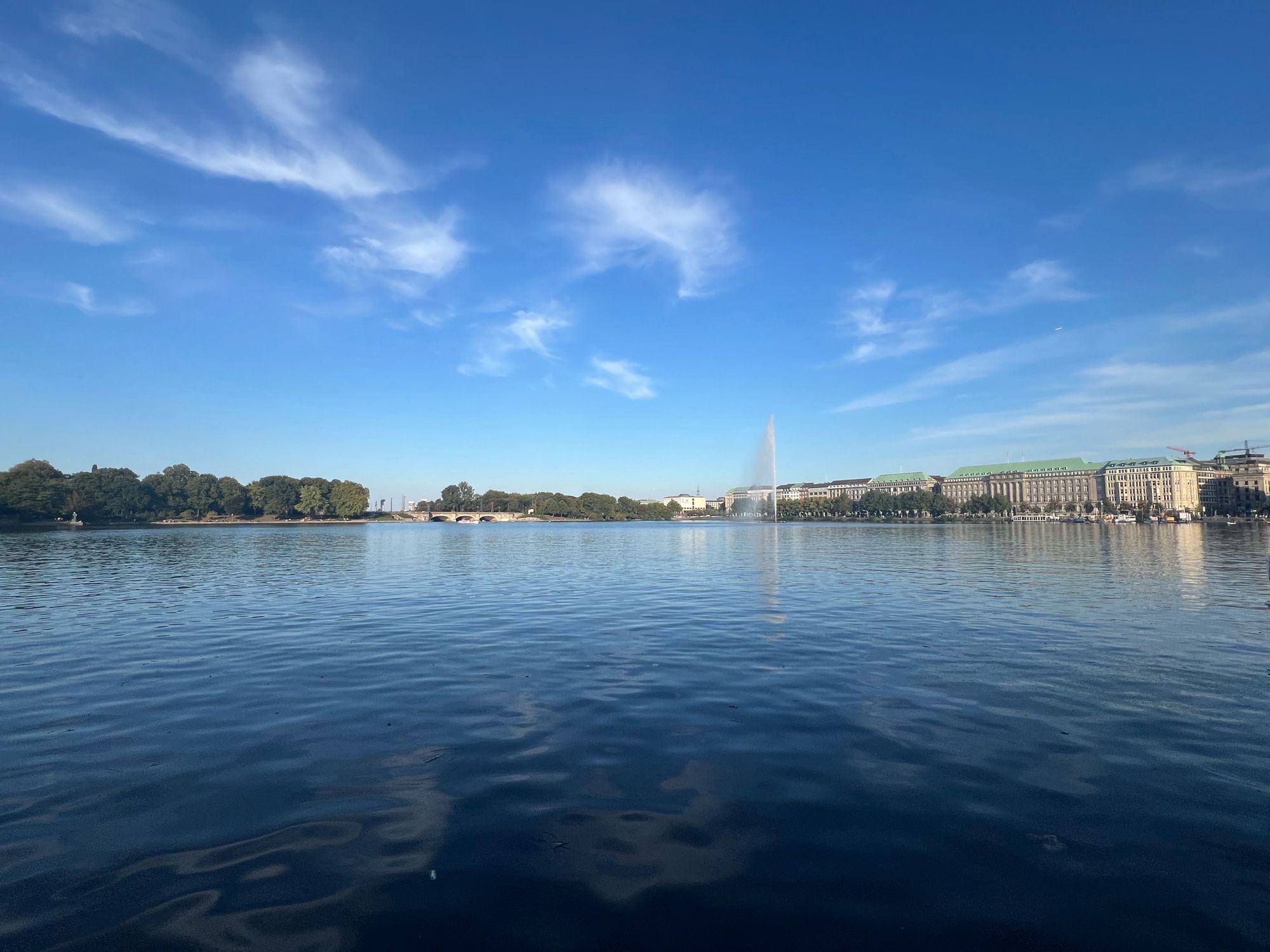 Blick auf Hamburger Binnenalster bei blauem Himmel.