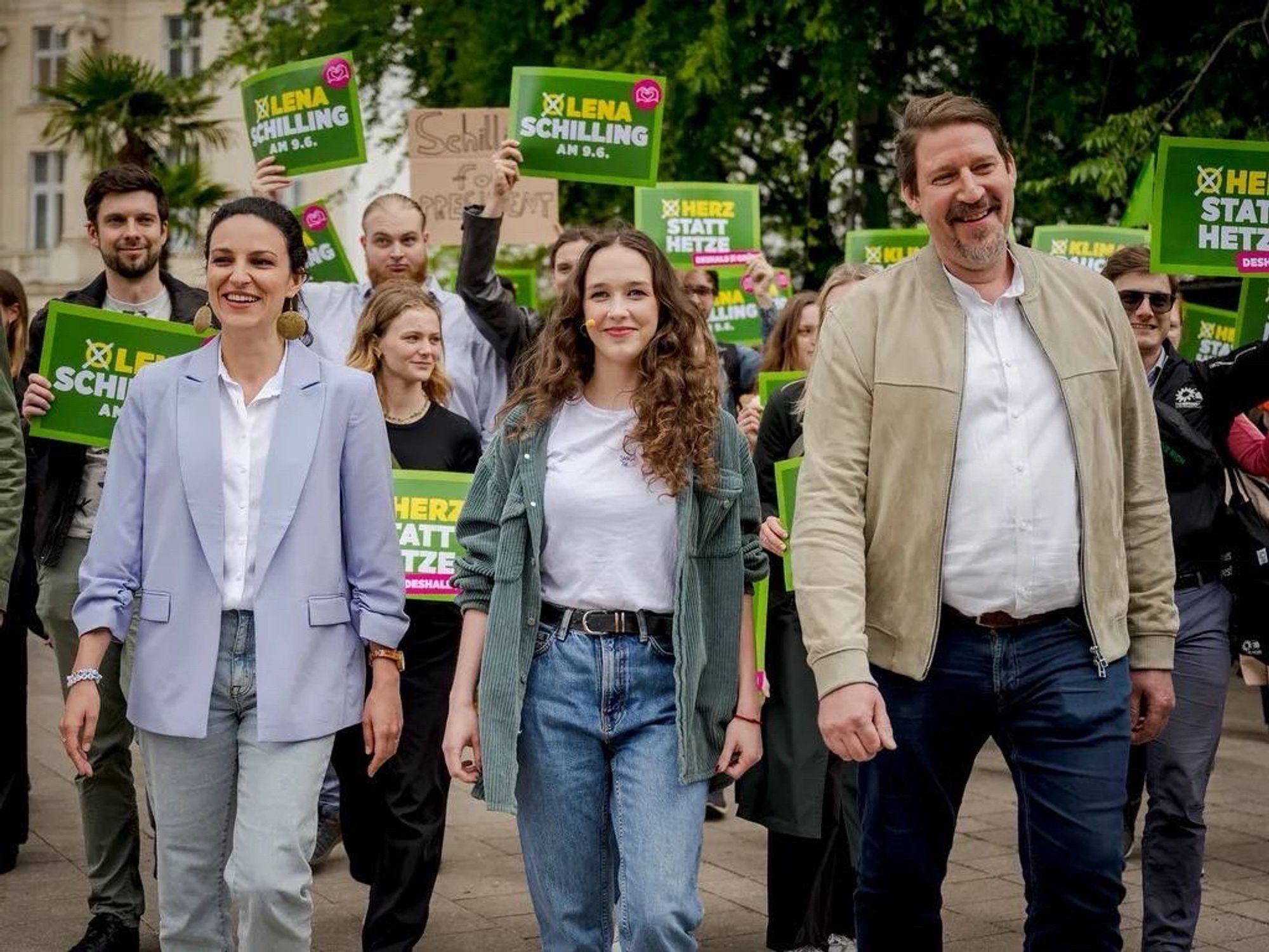 Ines Vukajlović, Lena Schilling und Thomas Waitz gehen gemeinsam zur Bühne.