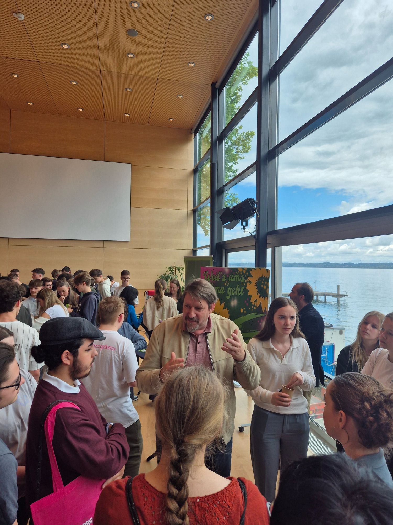 Tom in Bregenz bei der Schüler*innendiskussion klartext