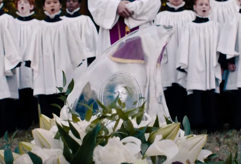 Jeffrey Jones' cameo as a face on a memorial object at Charles Deetz's funeral.