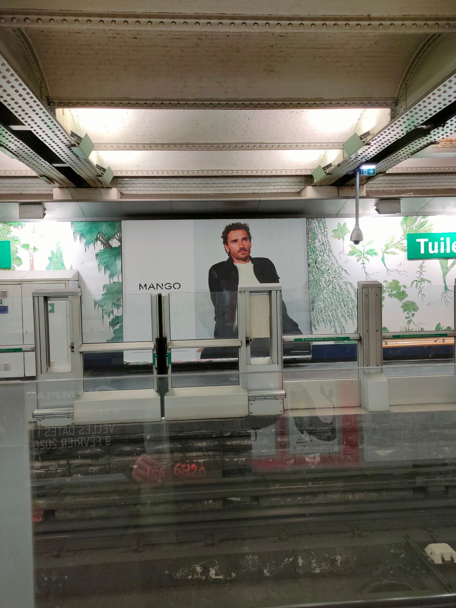 Antoine Griezmann lookalike (ou lui-même, on s'en fout) posant pour une pub Mango, métro Tuileries, Paris.