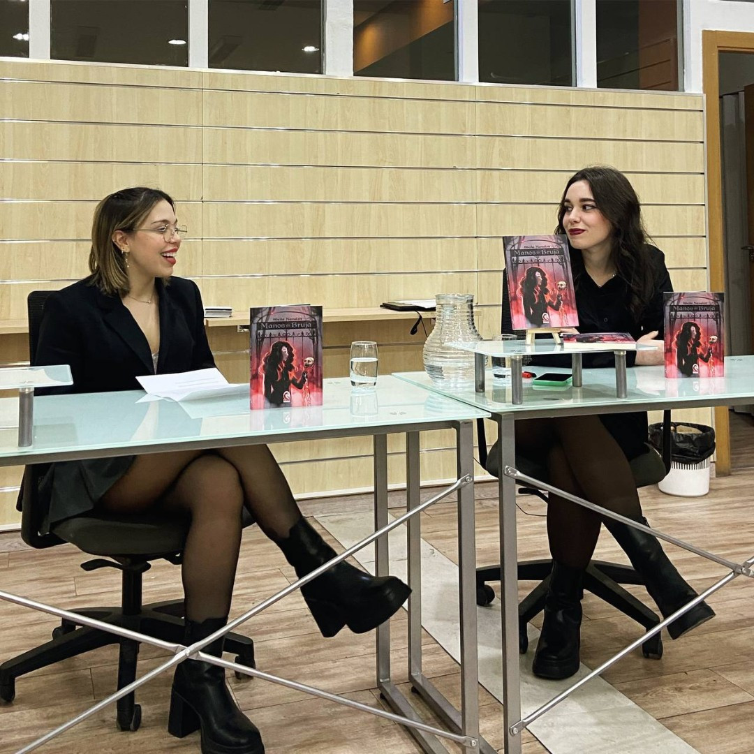 Anaïs y Sheila charlando durante la presentación de Manos de bruja.