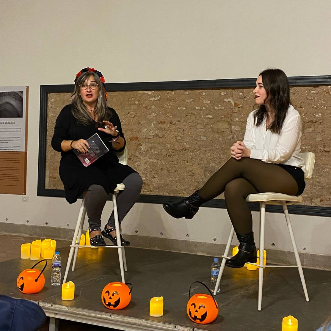 Mónica Mira y Sheila charlando en plena presentación de Manos de bruja.