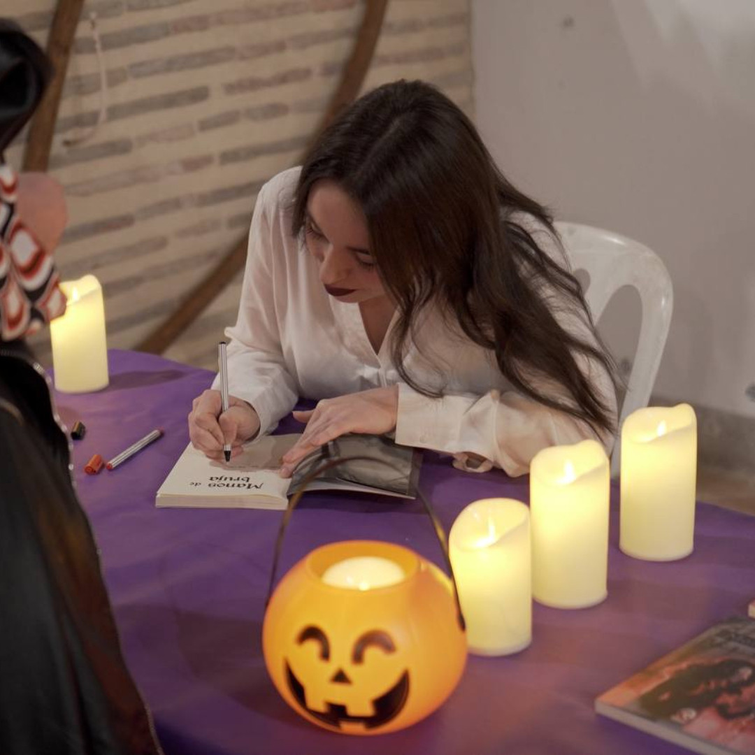 Sheila firmando ejemplares de Manos de bruja.