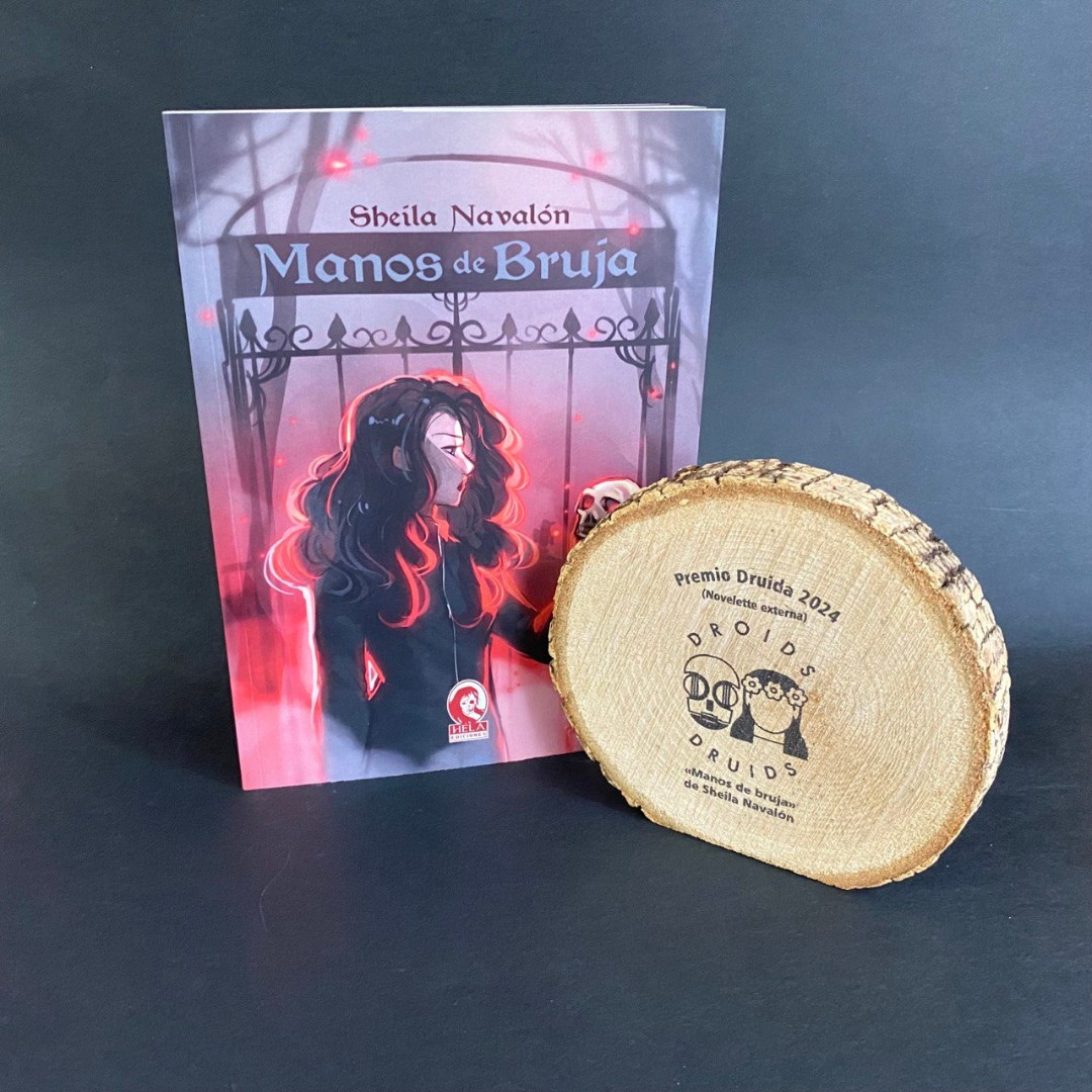 Manos de bruja junto con el premio Druida 2024 (novelette externa).