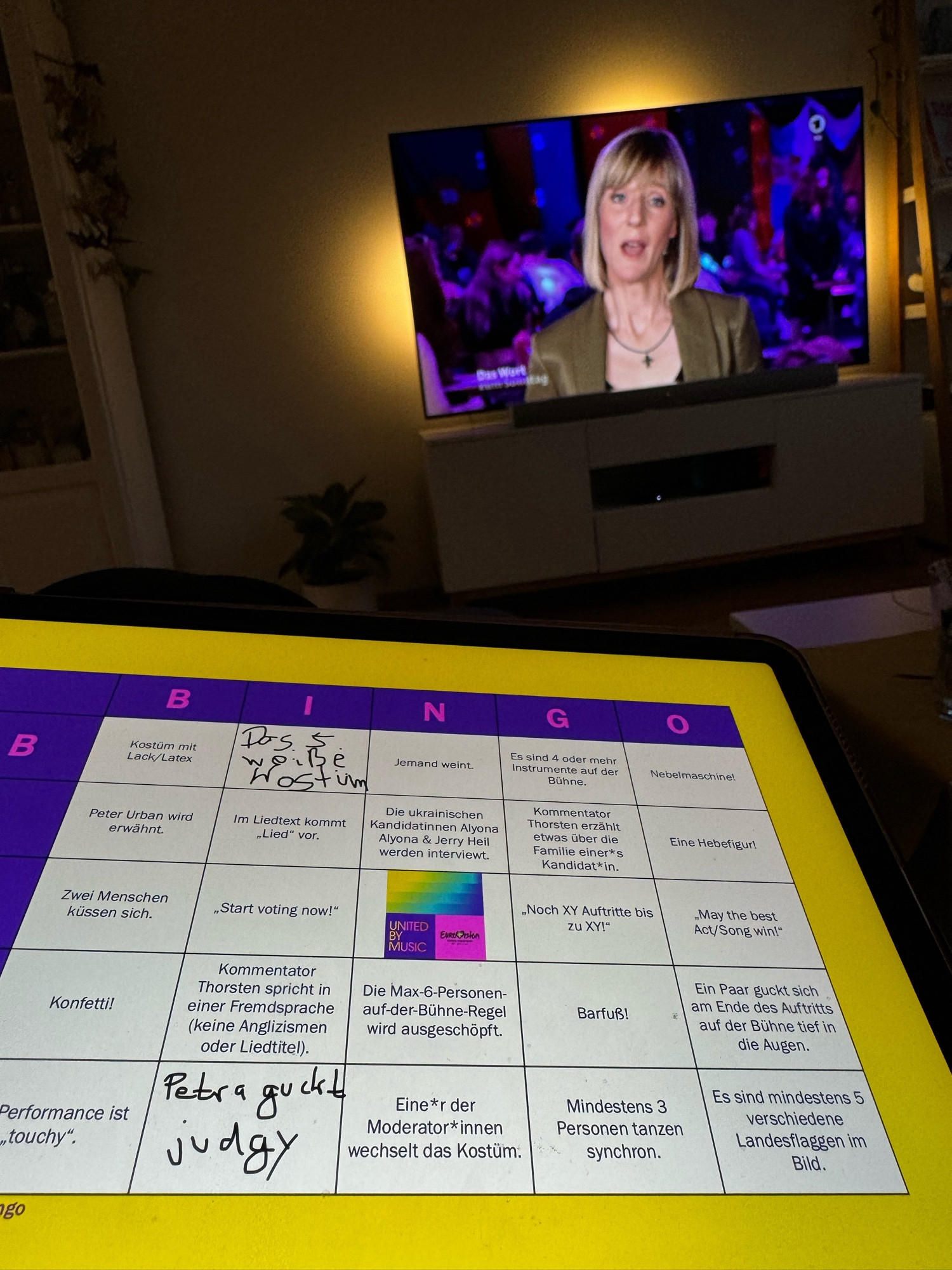 Becci hat eine ESC Bingo-Karte auf ihrem iPad geöffnet.