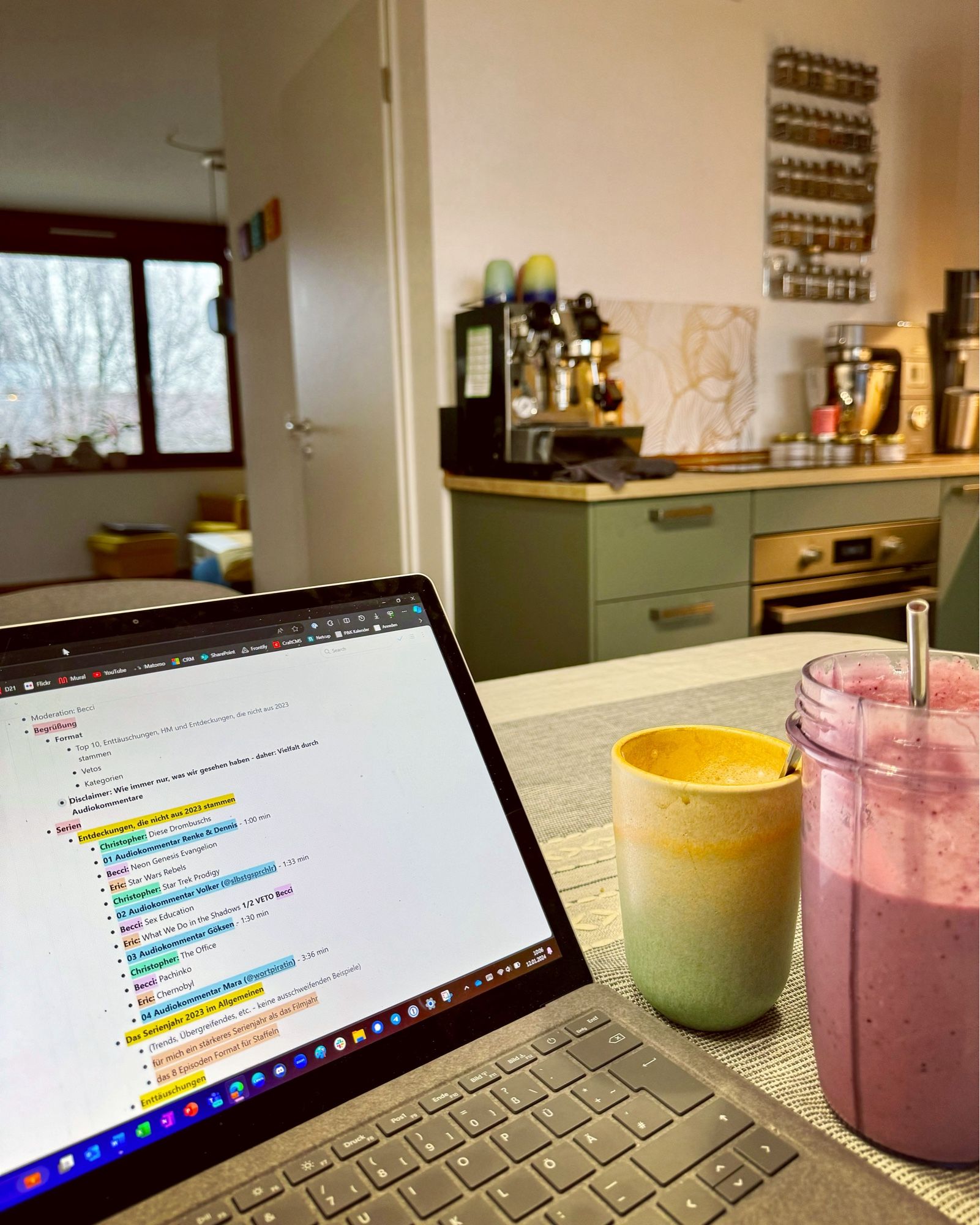 Laptop auf Küchentisch, darauf ein Workflowy-Dokument mit vielen verschiedenen Farben zur Strukturierung des Inhalts. Daneben eine Tasse Cappuccino und ein Shake.