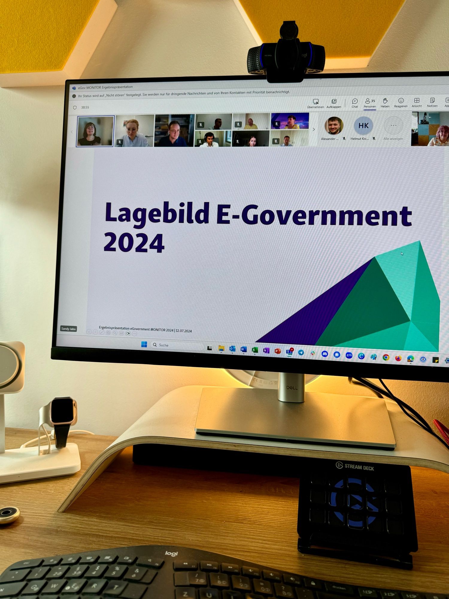 Bildschirm, auf dem eine Teams-Konferenz zu sehen ist. Dort grad eingeblendet eine Slide mit dem Titel „Lagebild E-Government 2024“